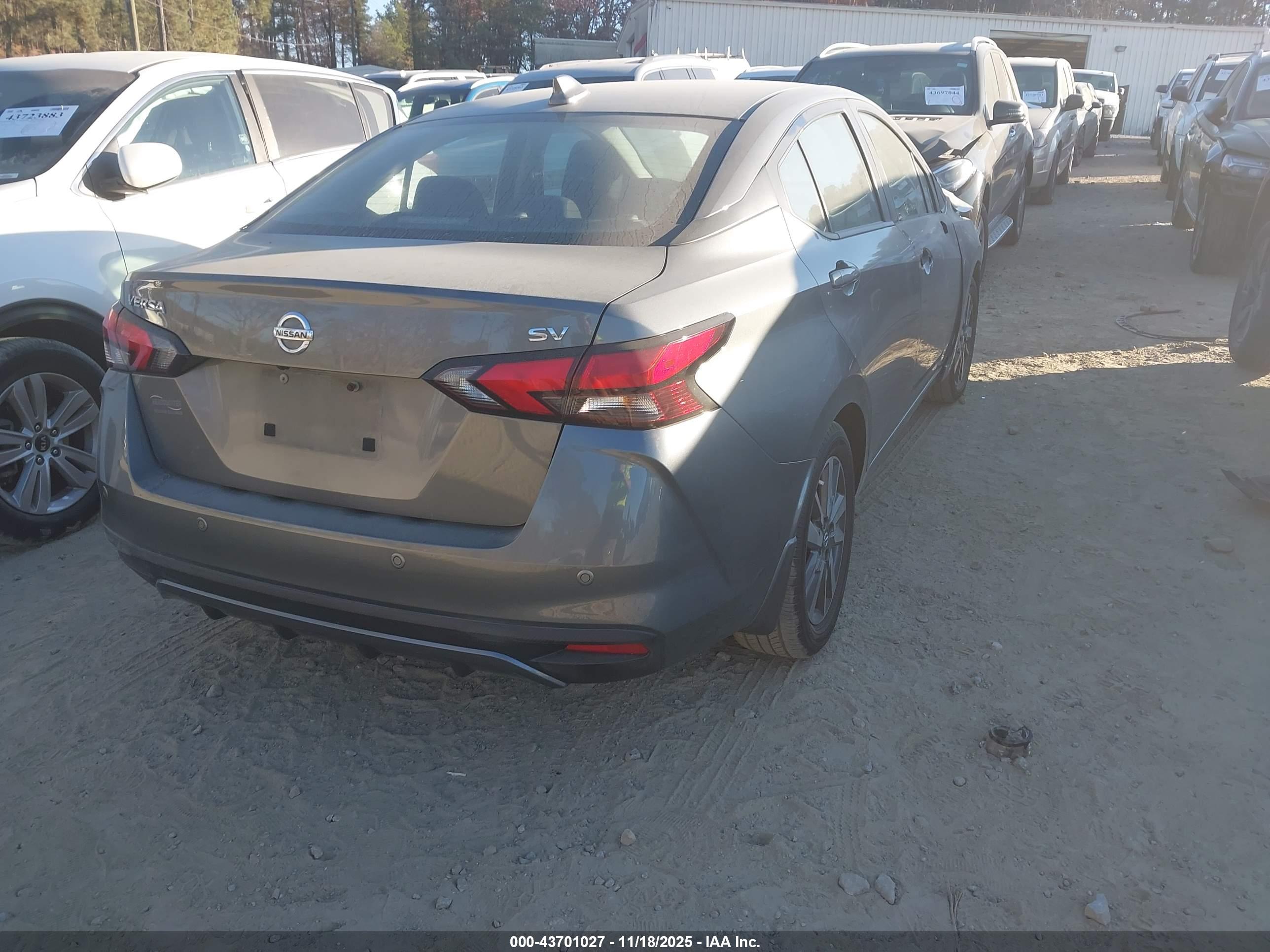 NISSAN VERSA image 4