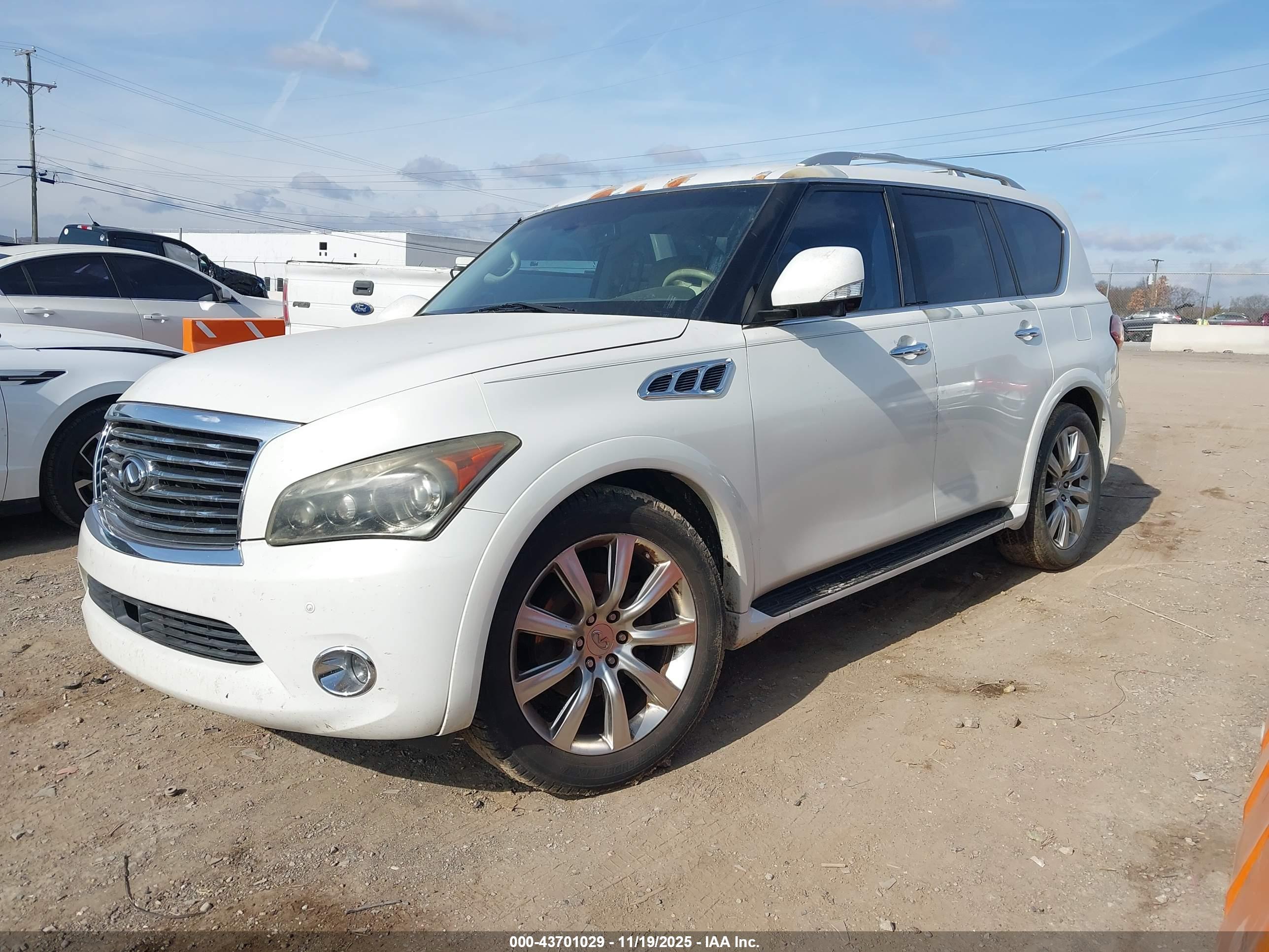 INFINITI QX56 image 2