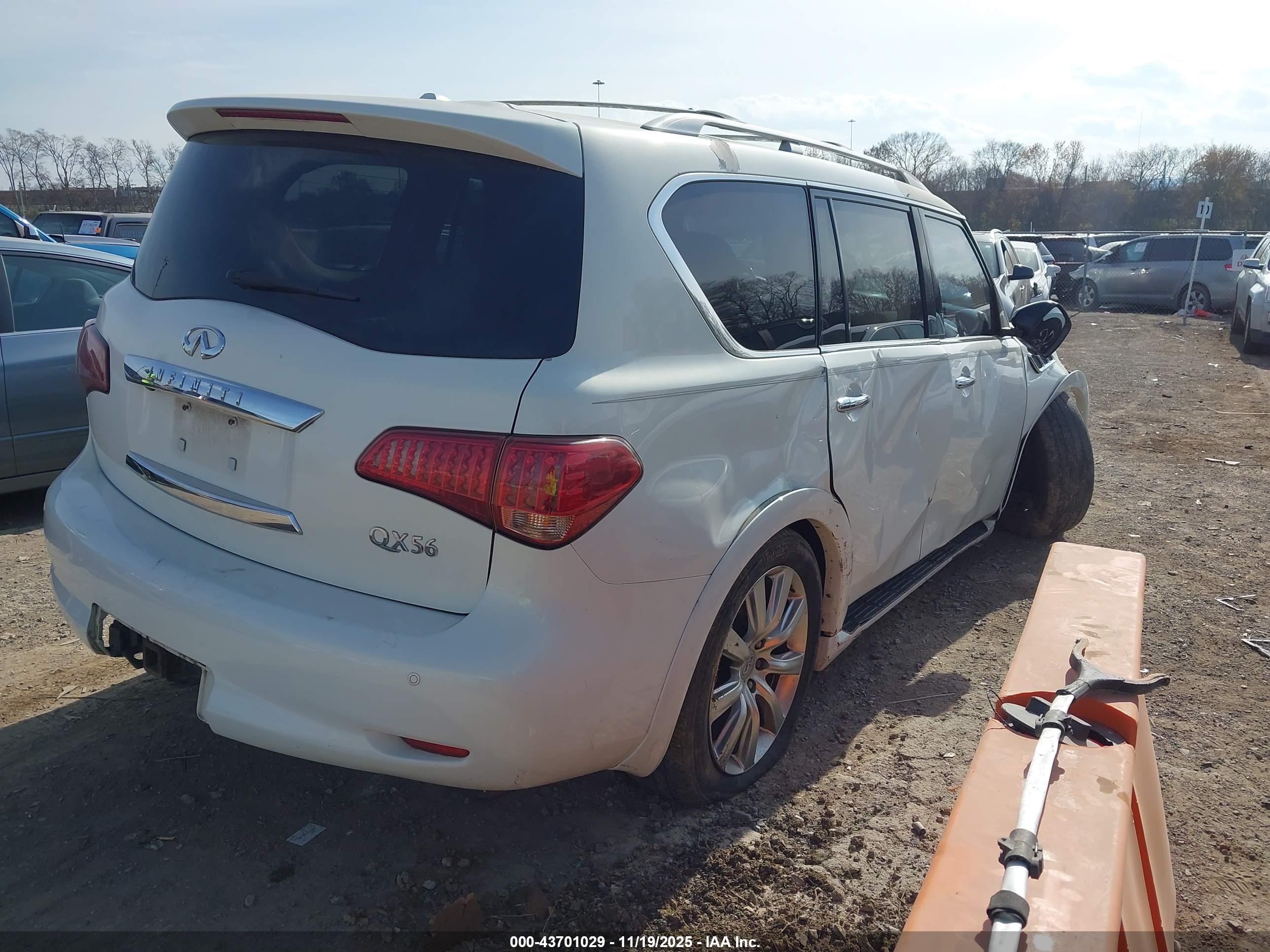 INFINITI QX56 image 4
