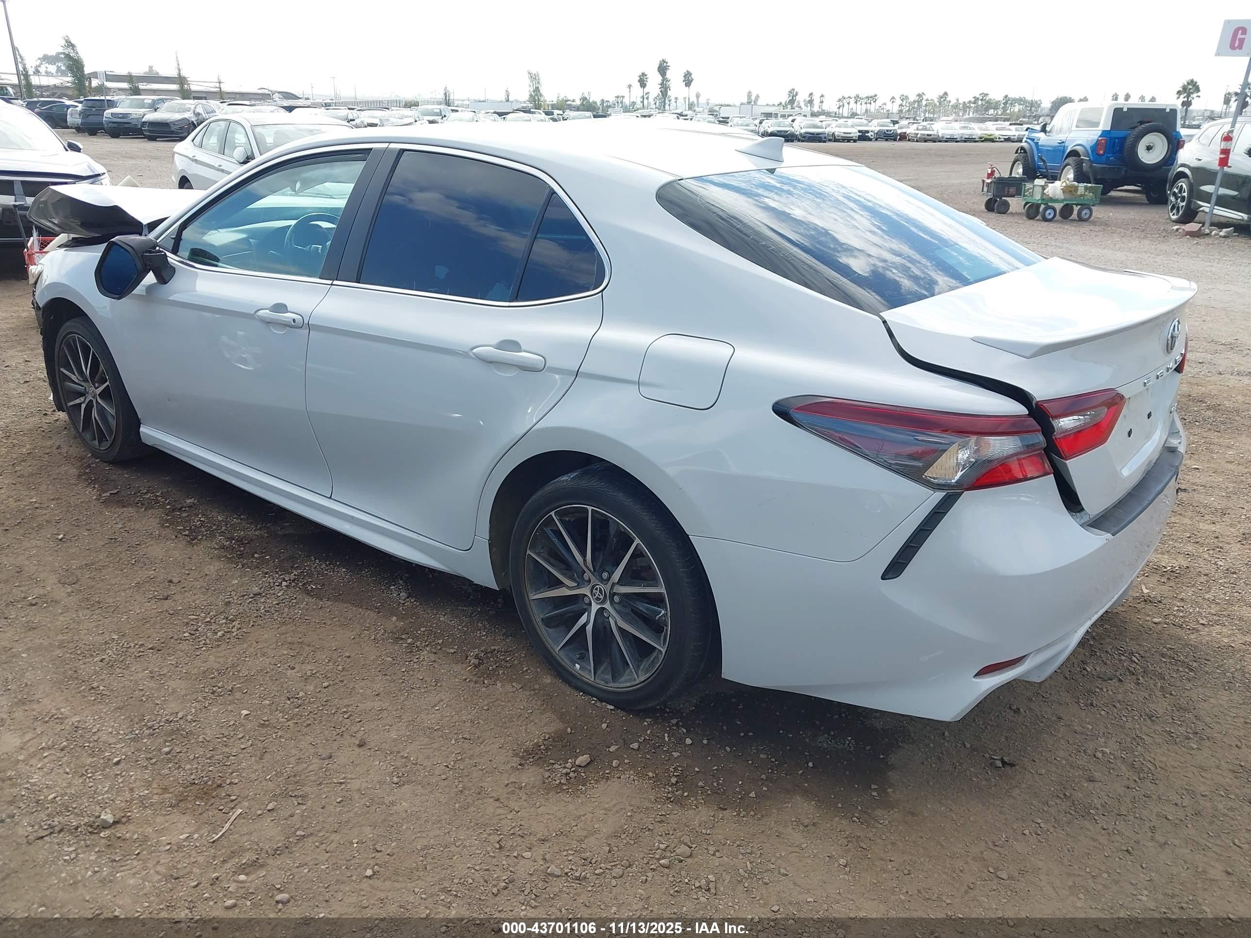 TOYOTA CAMRY image 3
