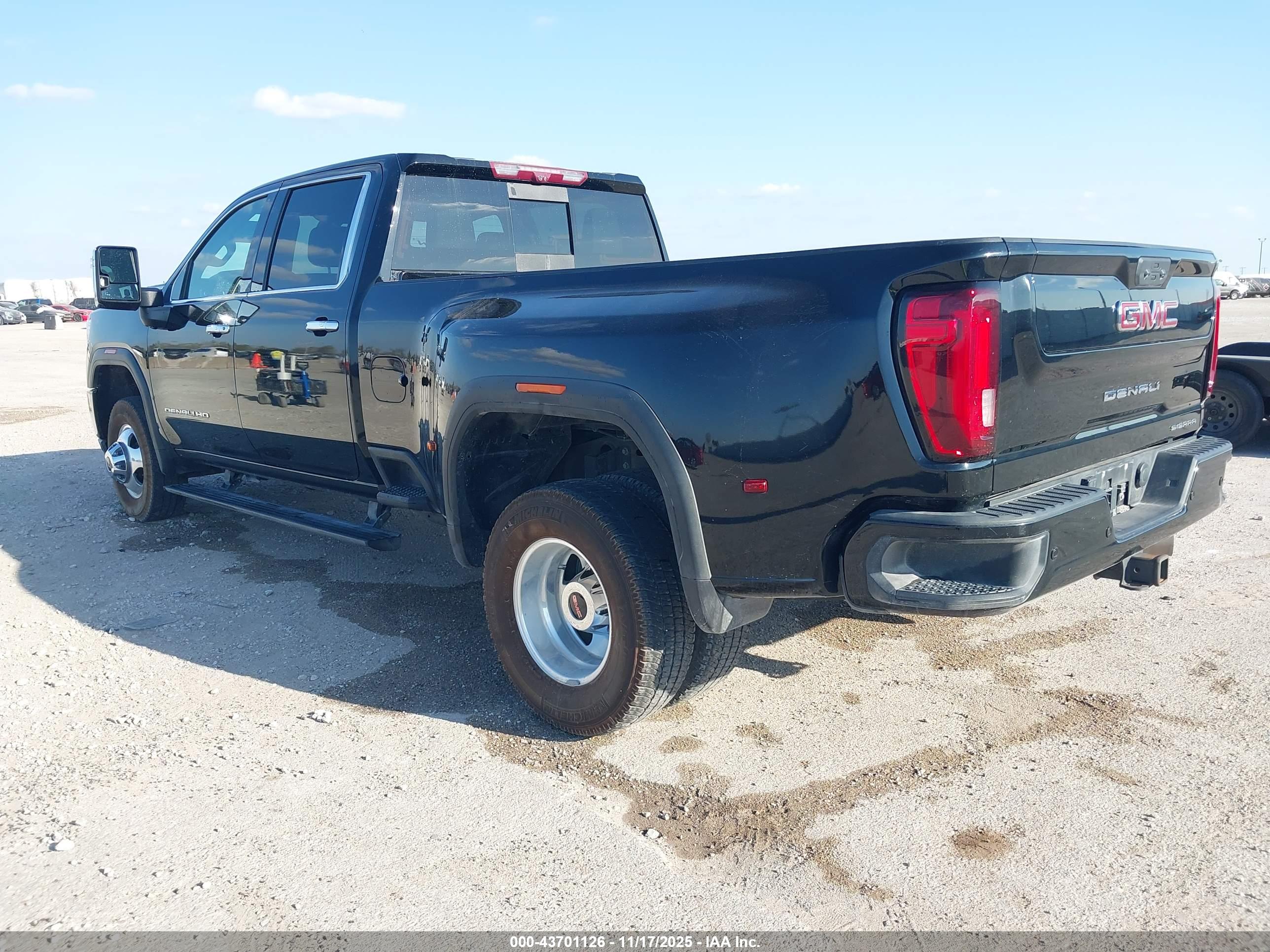 GMC SIERRA image 3