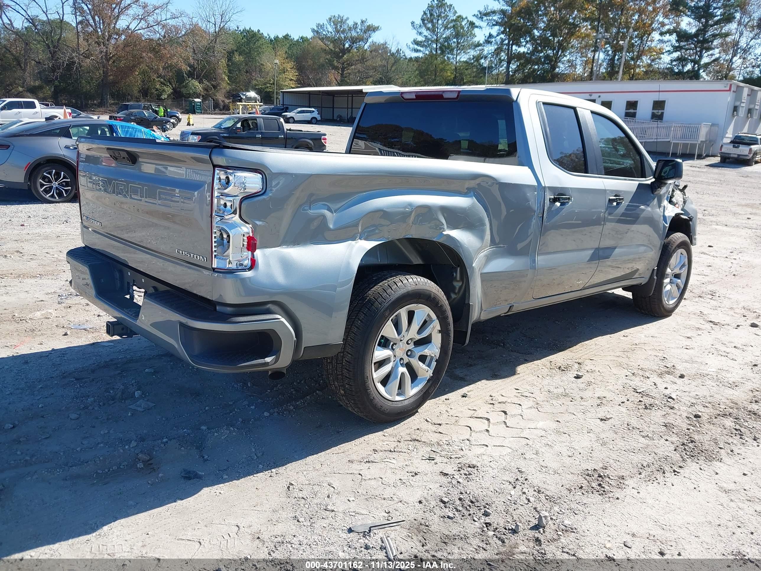CHEVROLET SILVERADO image 4