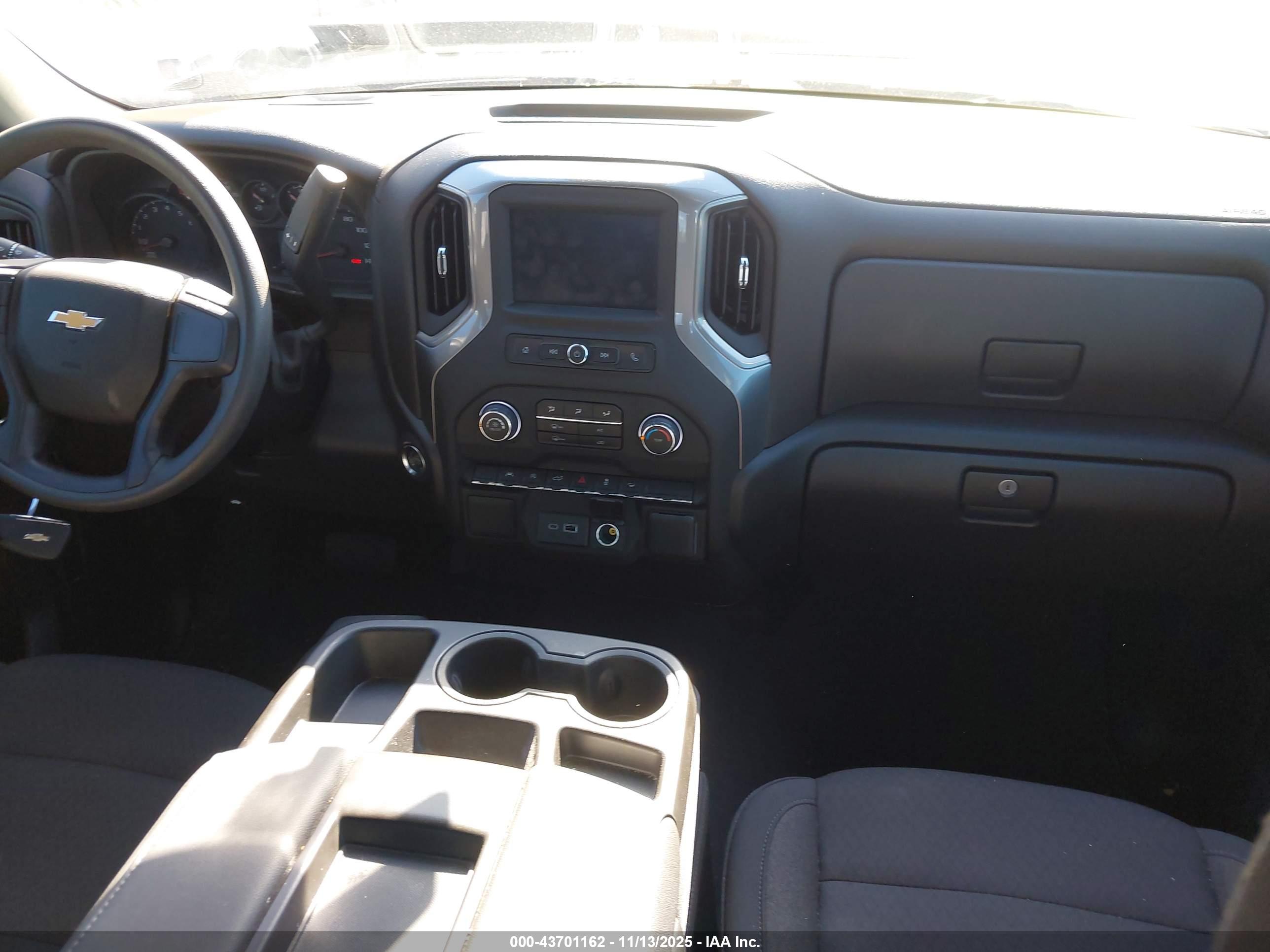 CHEVROLET SILVERADO image 5