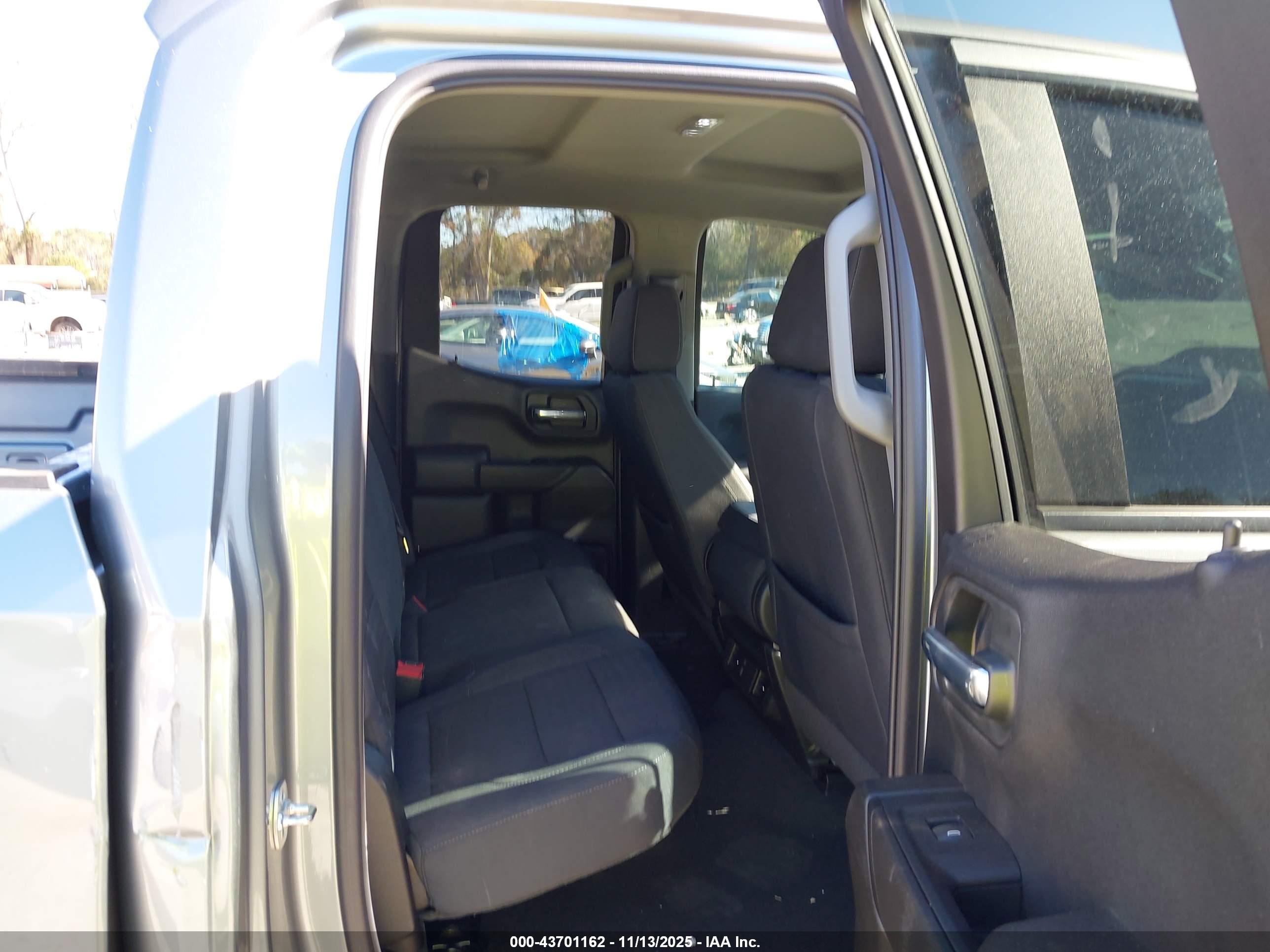 CHEVROLET SILVERADO image 8