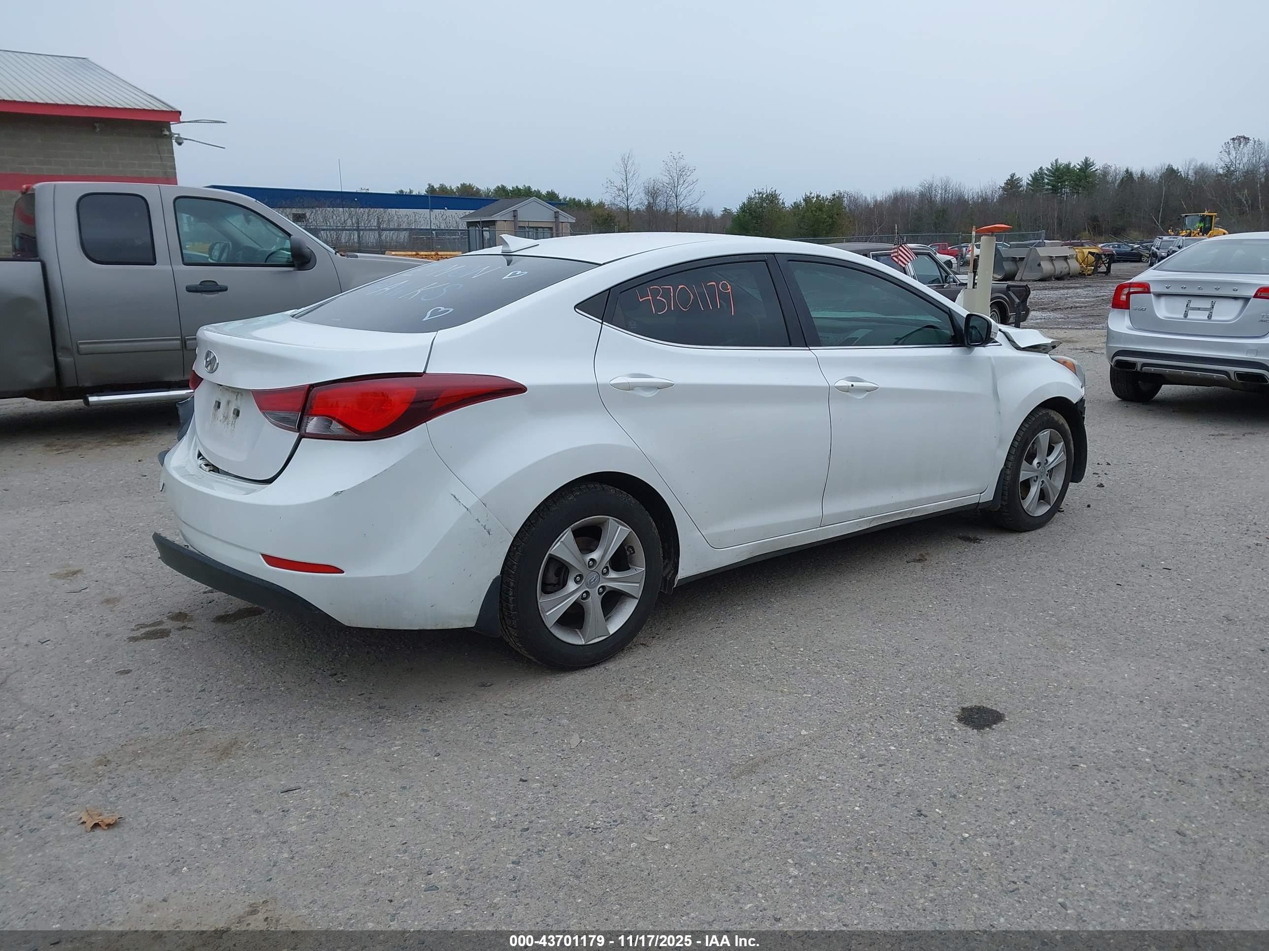 HYUNDAI ELANTRA image 4