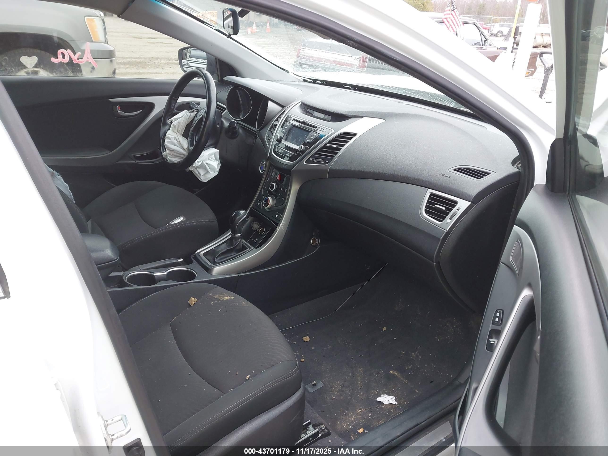 HYUNDAI ELANTRA image 5