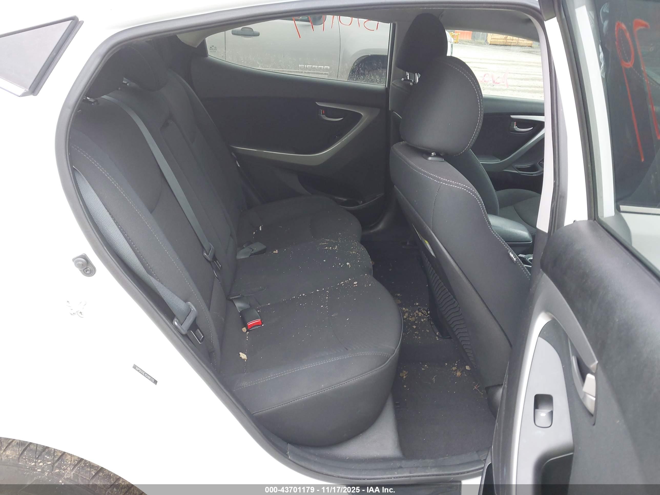 HYUNDAI ELANTRA image 8
