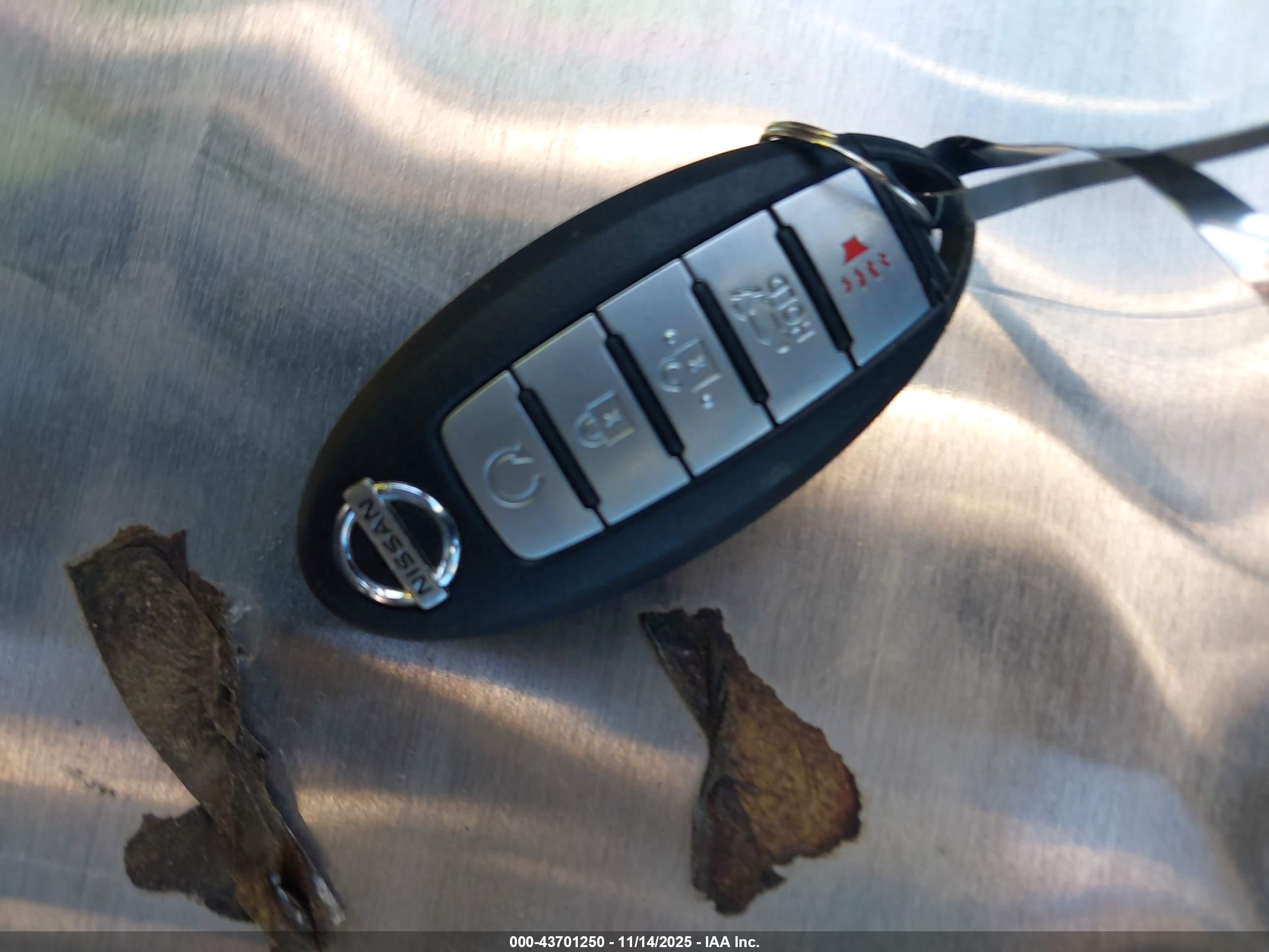 NISSAN ROGUE image 11