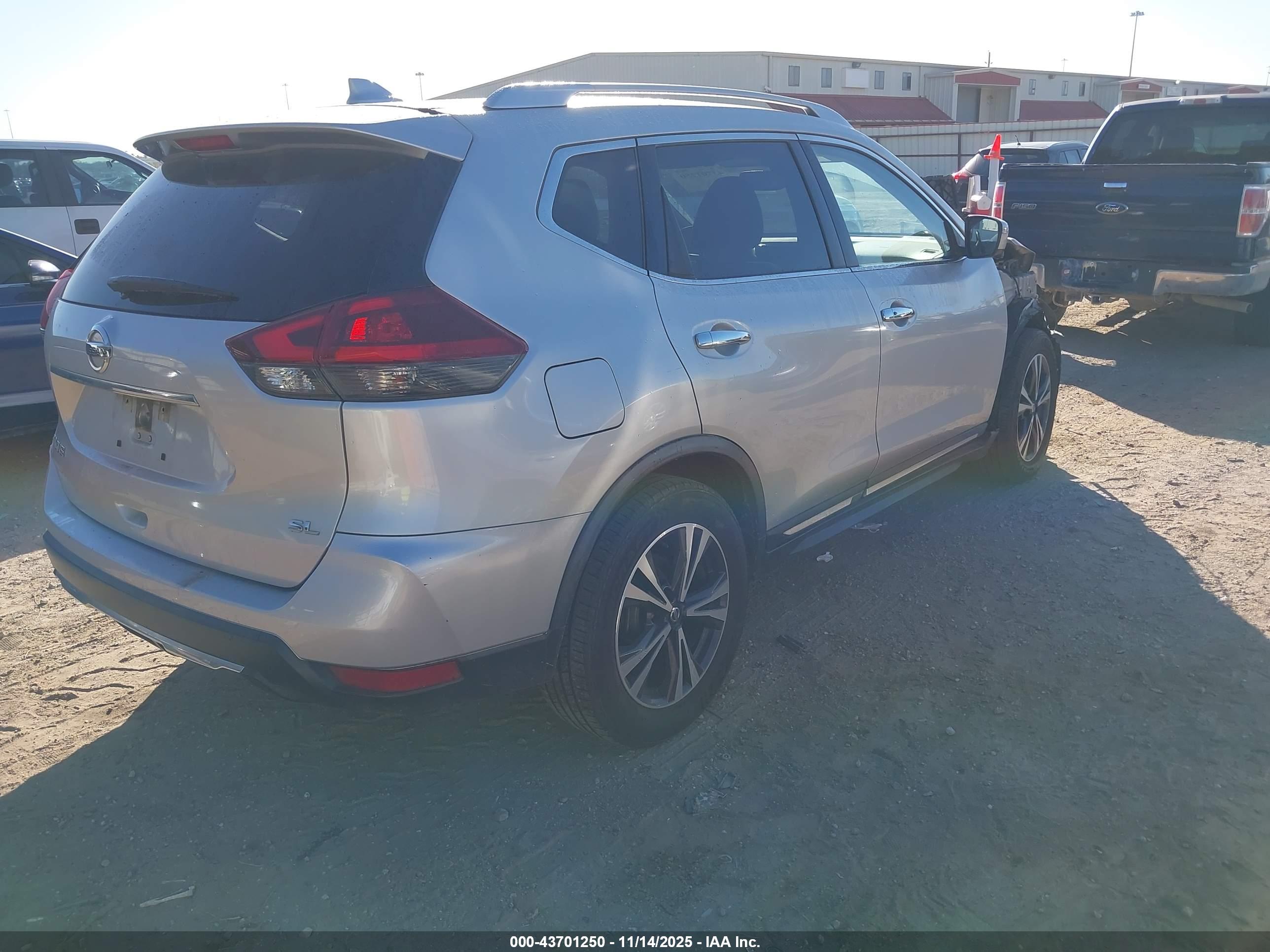 NISSAN ROGUE image 4