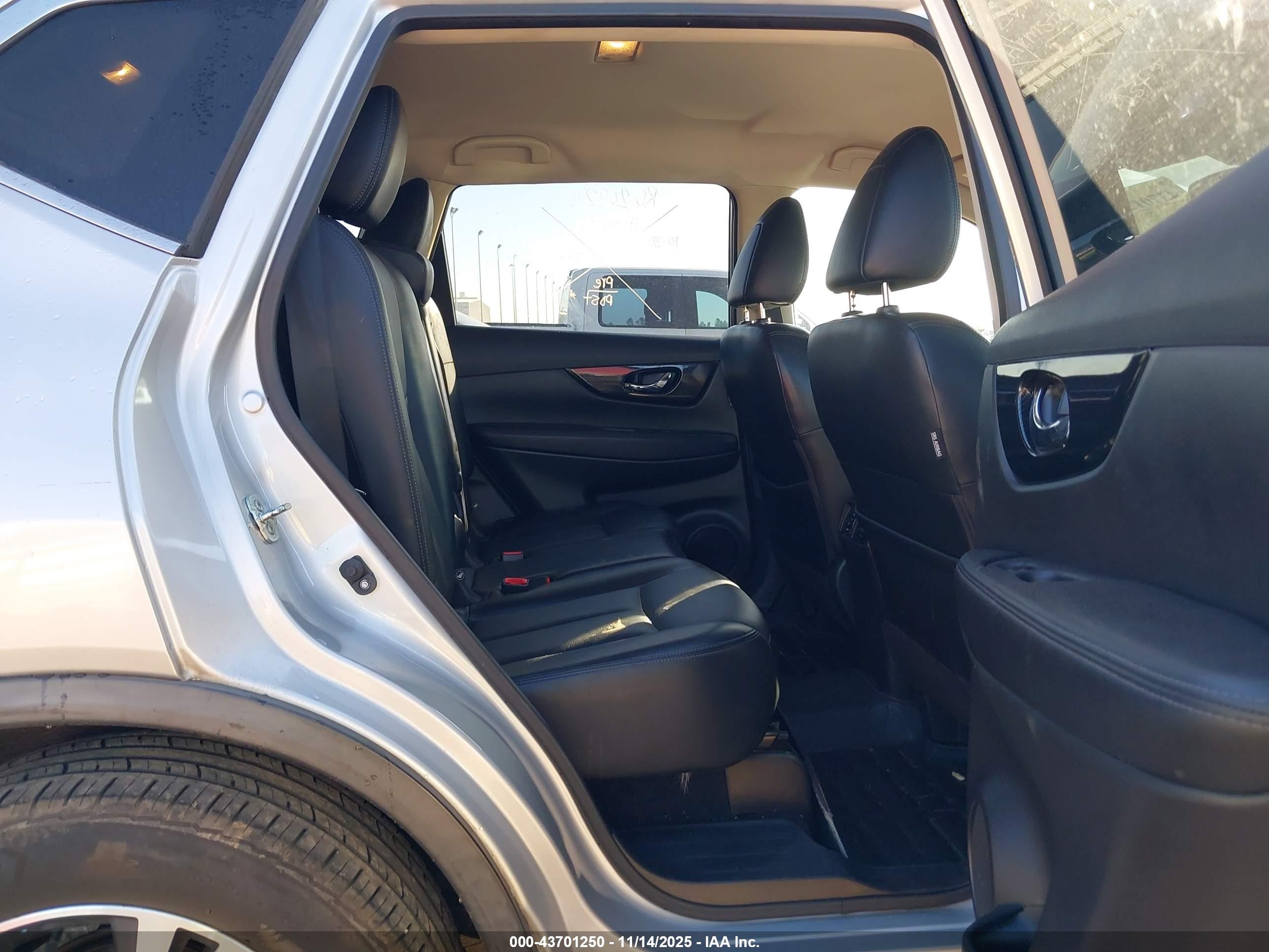 NISSAN ROGUE image 8