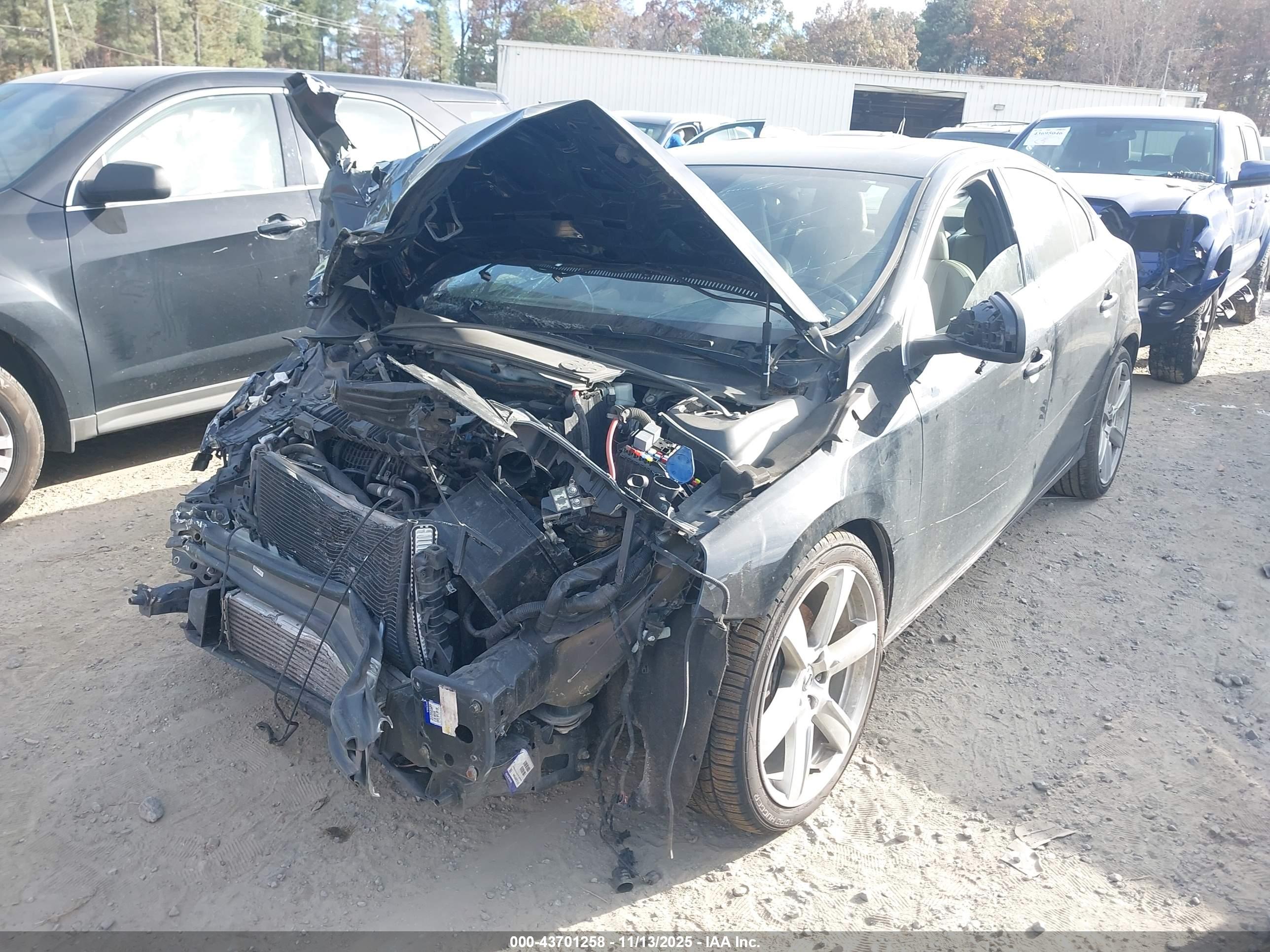 VOLVO S60 image 2