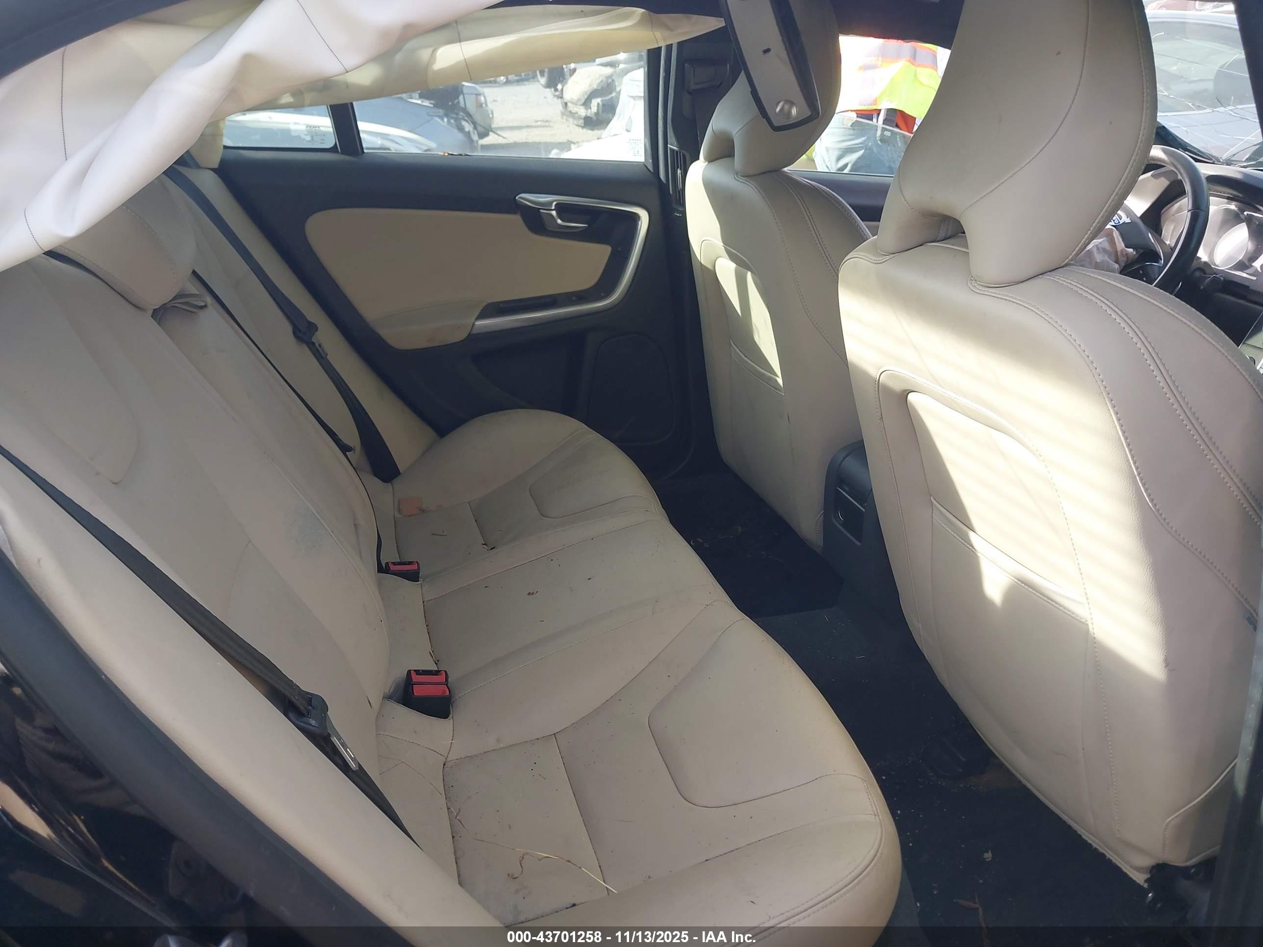 VOLVO S60 image 8