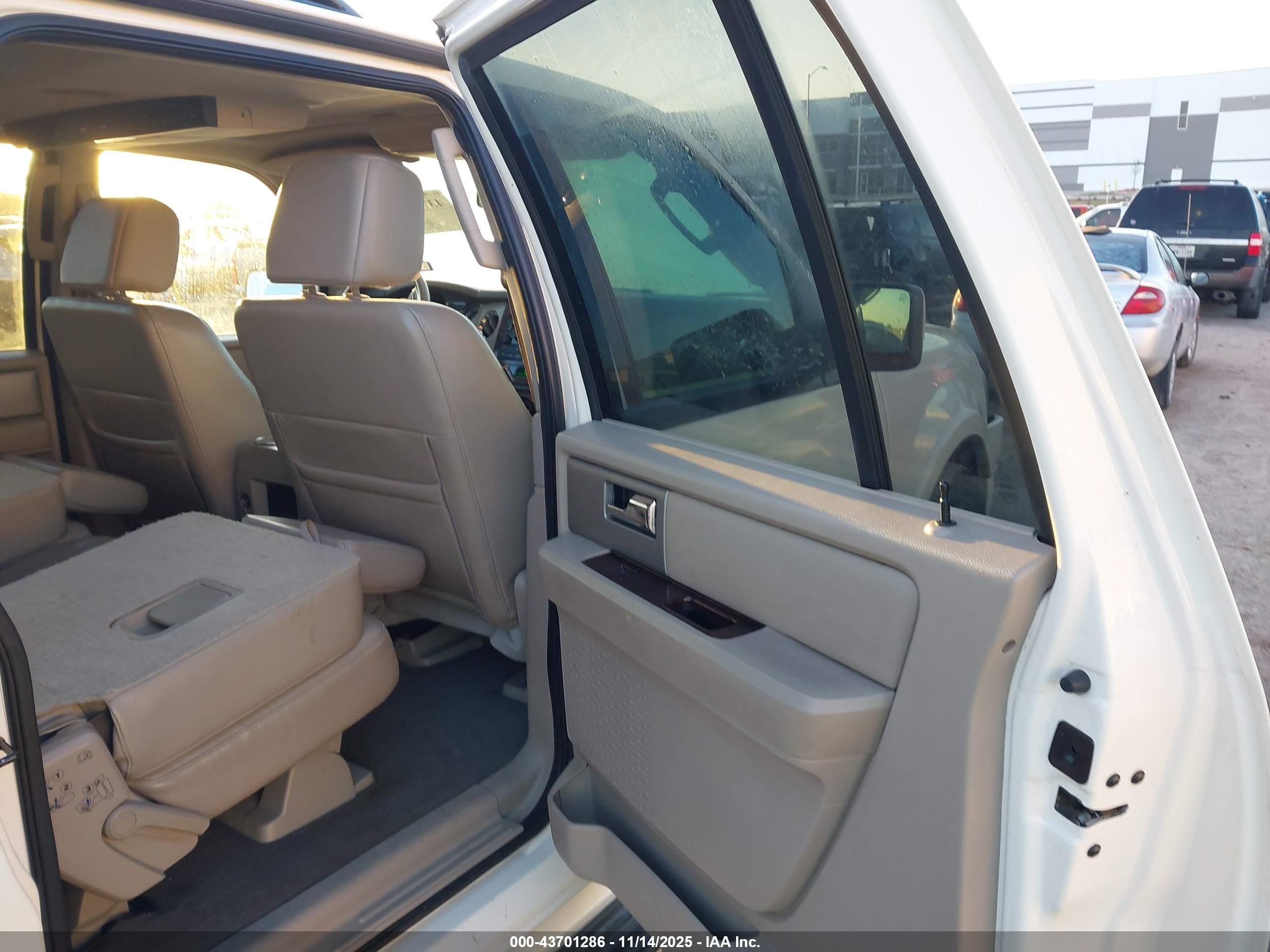 FORD EXPEDITION image 8