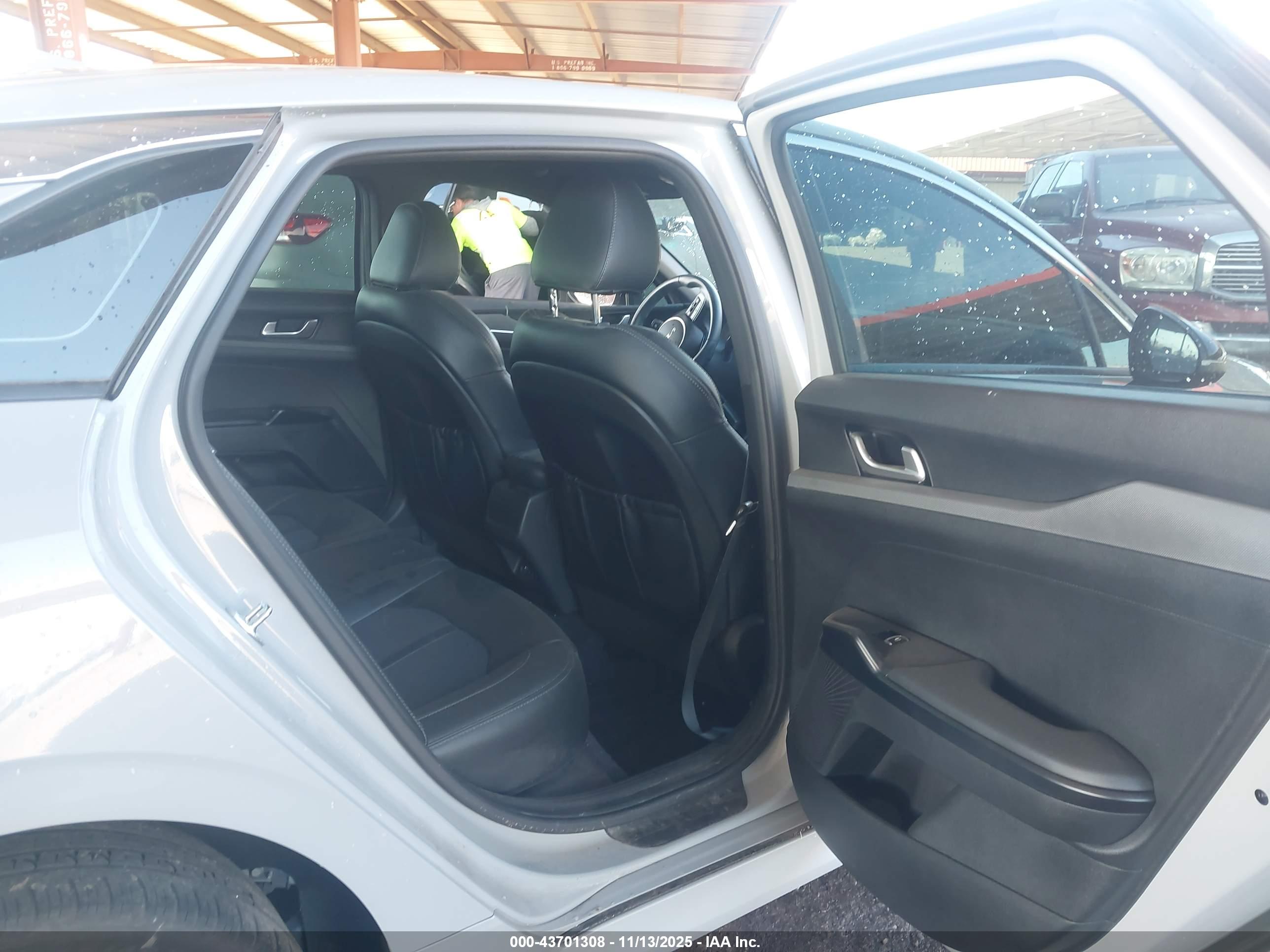 KIA K5 image 8