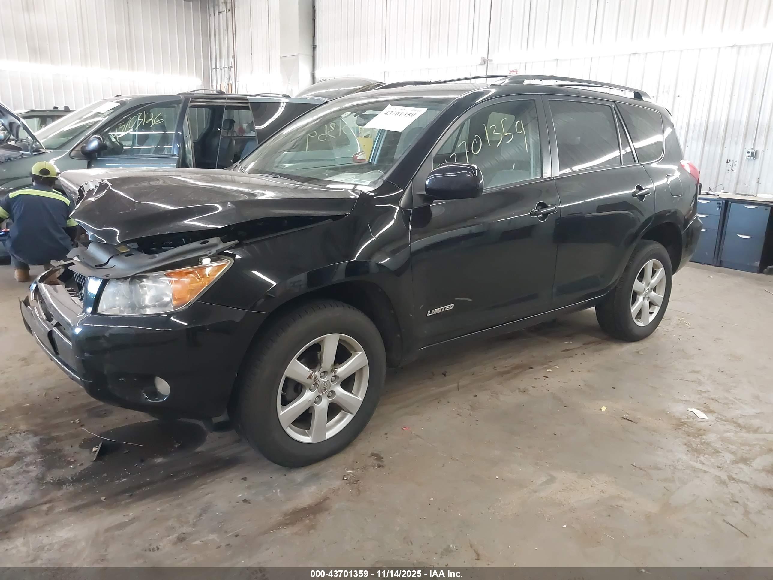 TOYOTA RAV4 image 2
