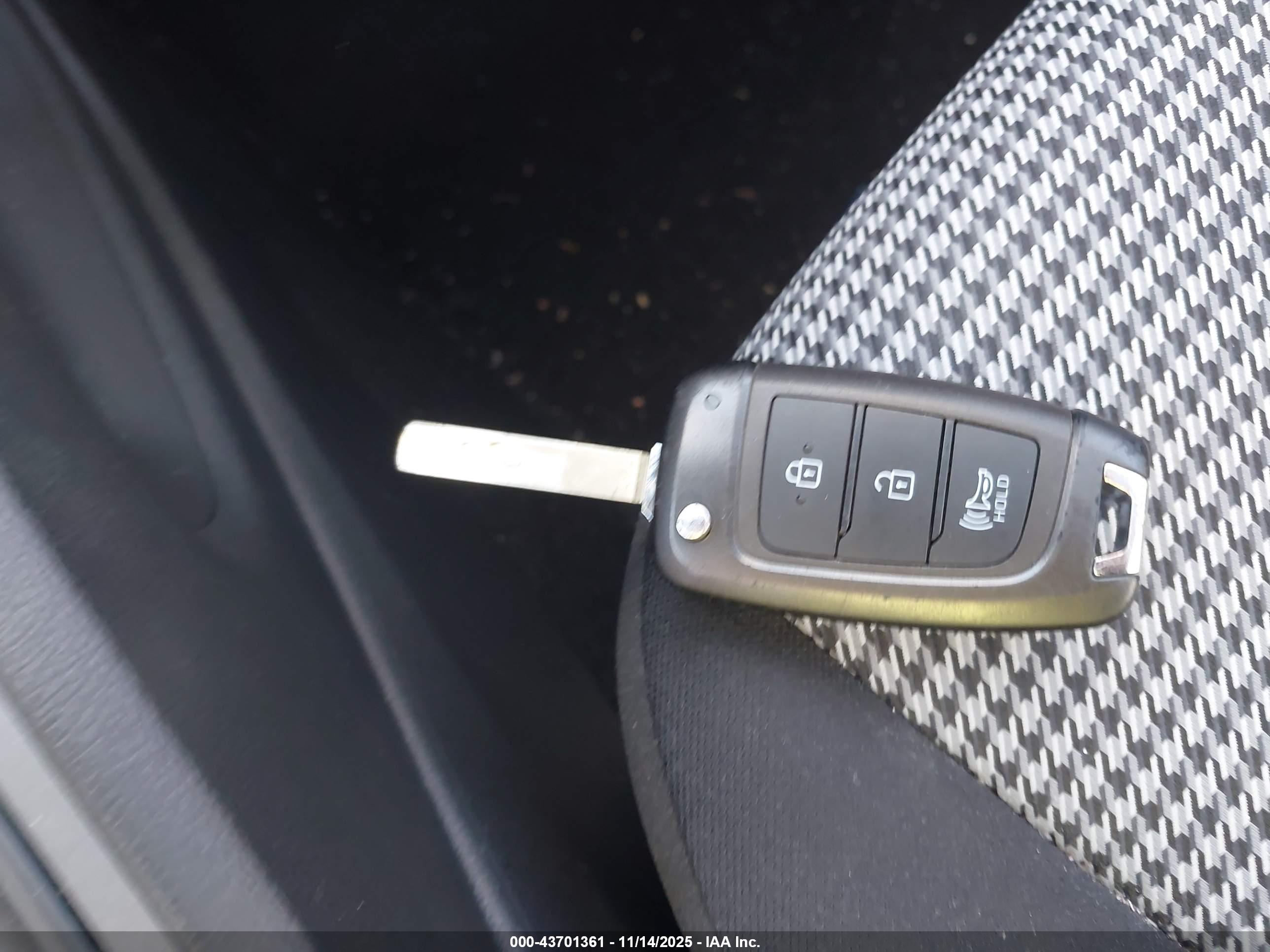 HYUNDAI KONA image 11