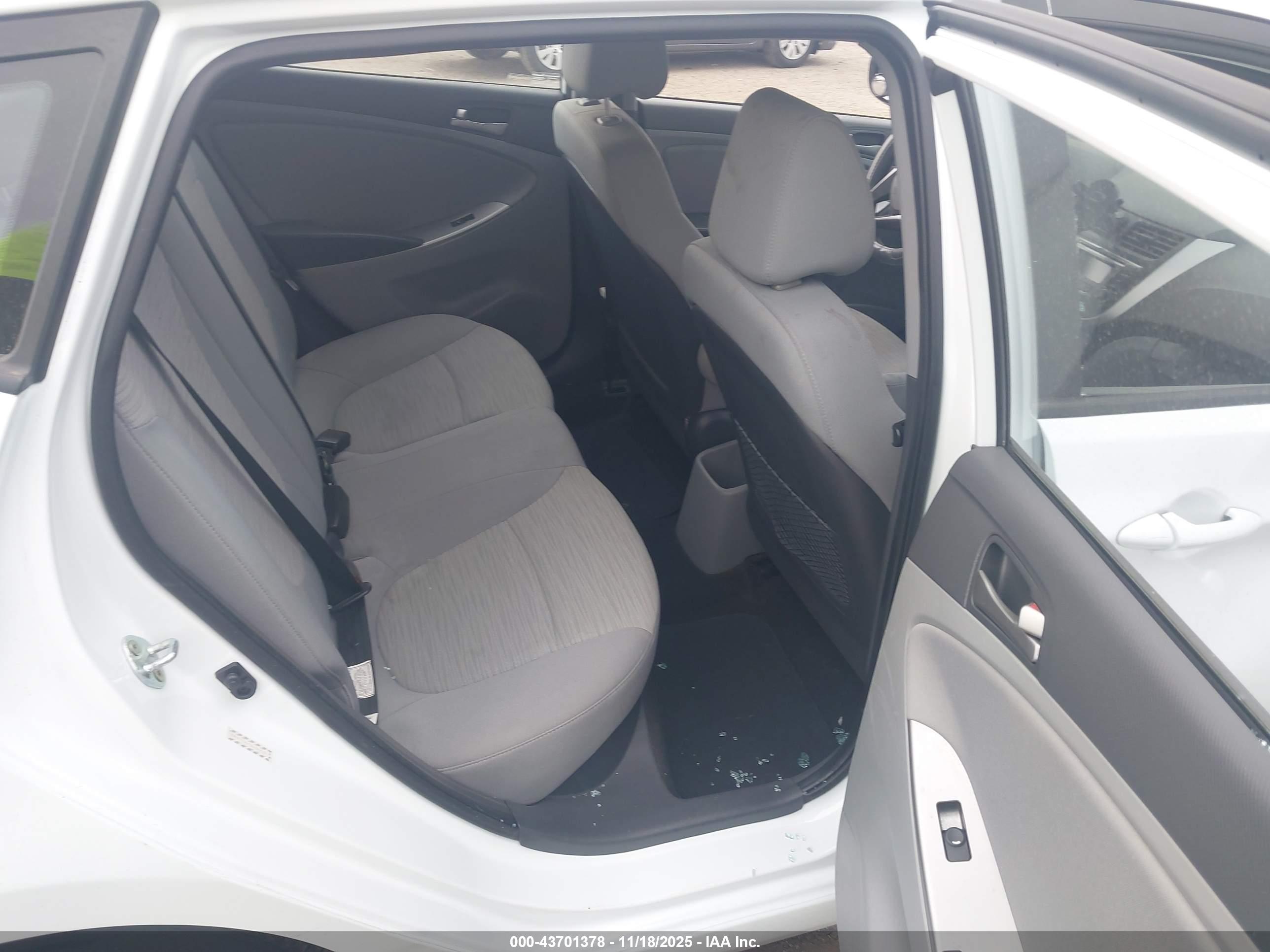 HYUNDAI ACCENT image 8