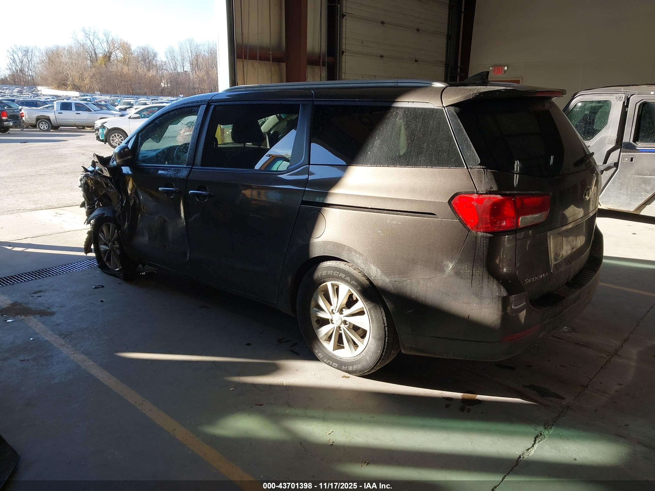 KIA SEDONA image 3