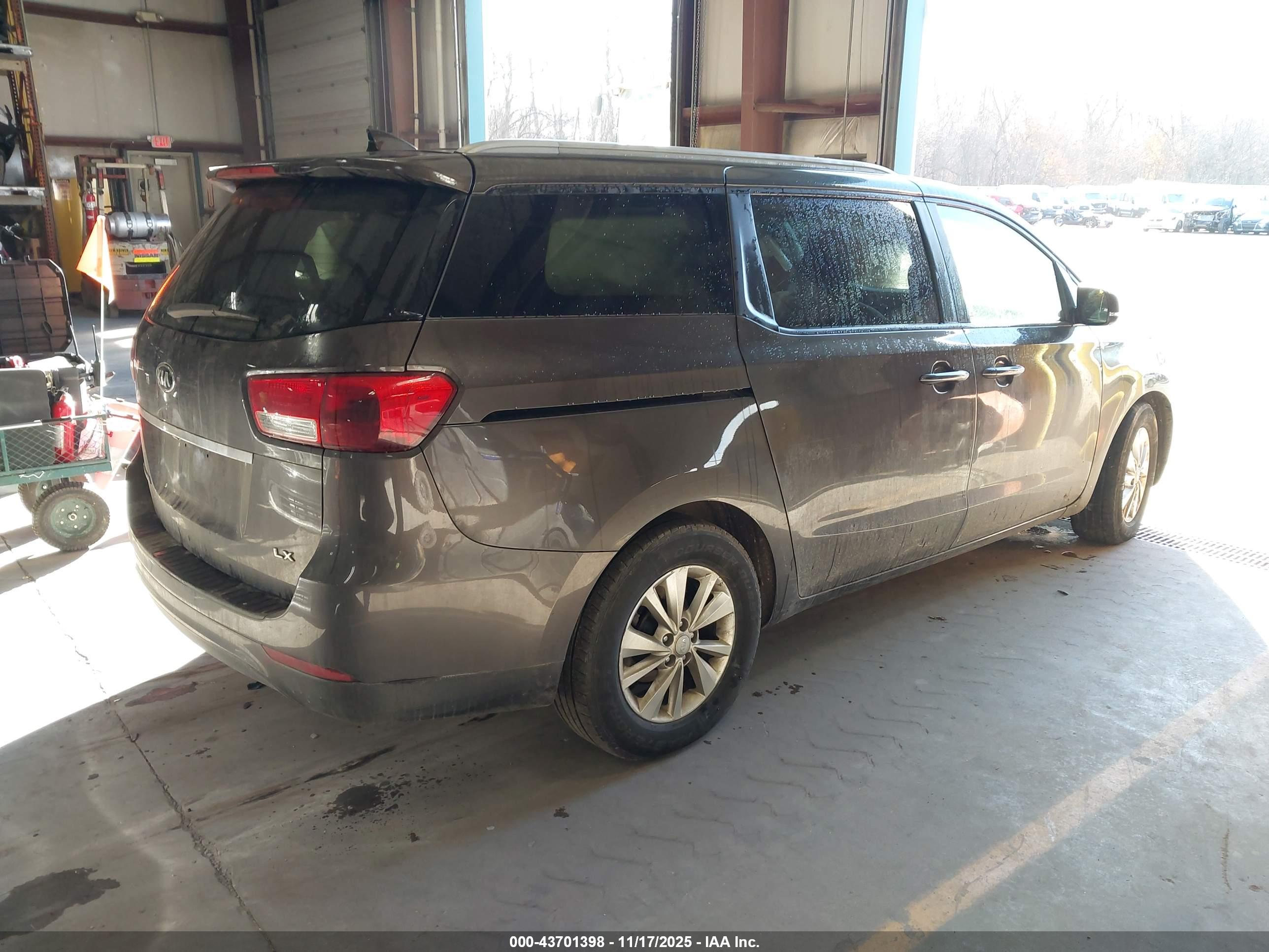KIA SEDONA image 4