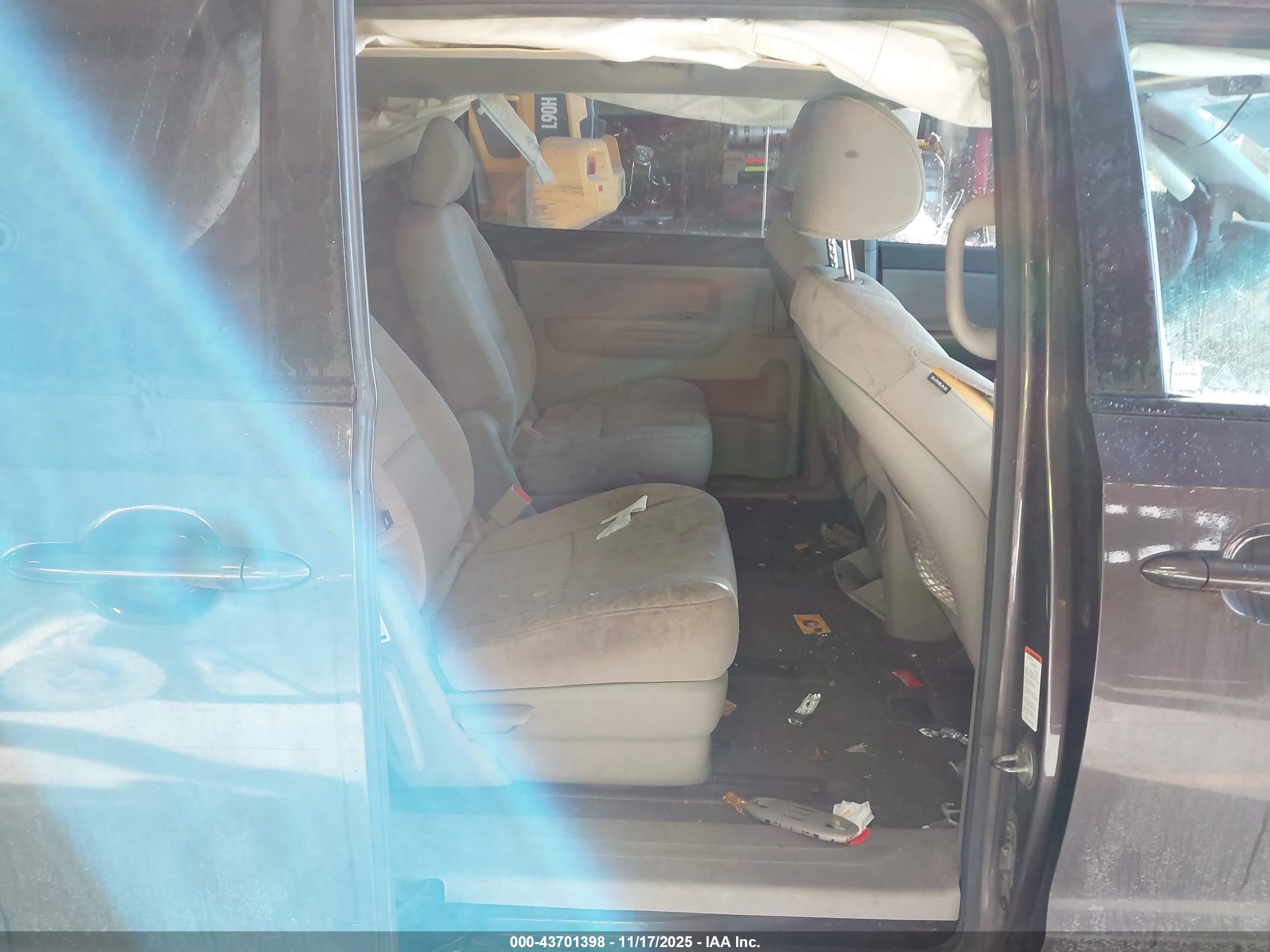 KIA SEDONA image 8