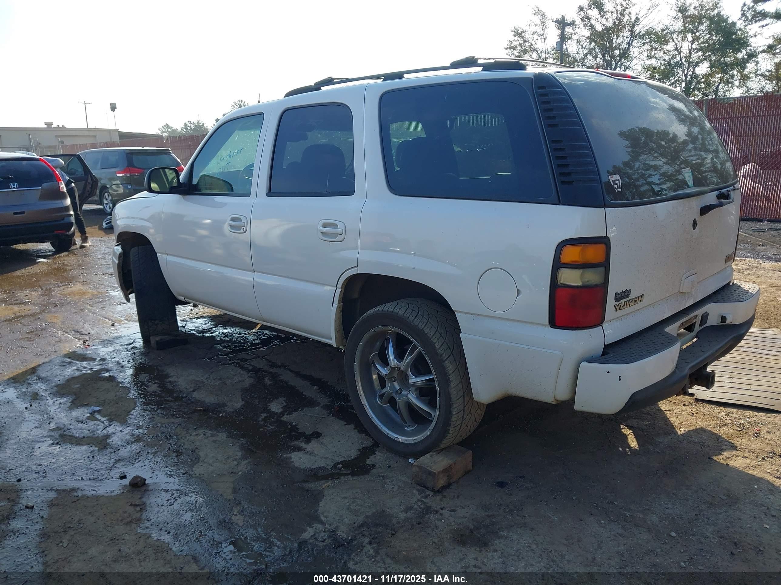 GMC YUKON image 3