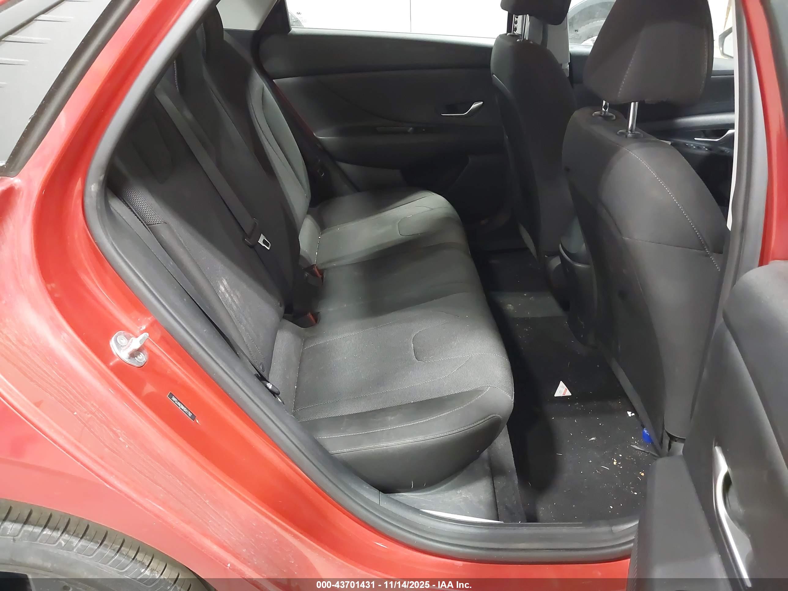 HYUNDAI ELANTRA image 8