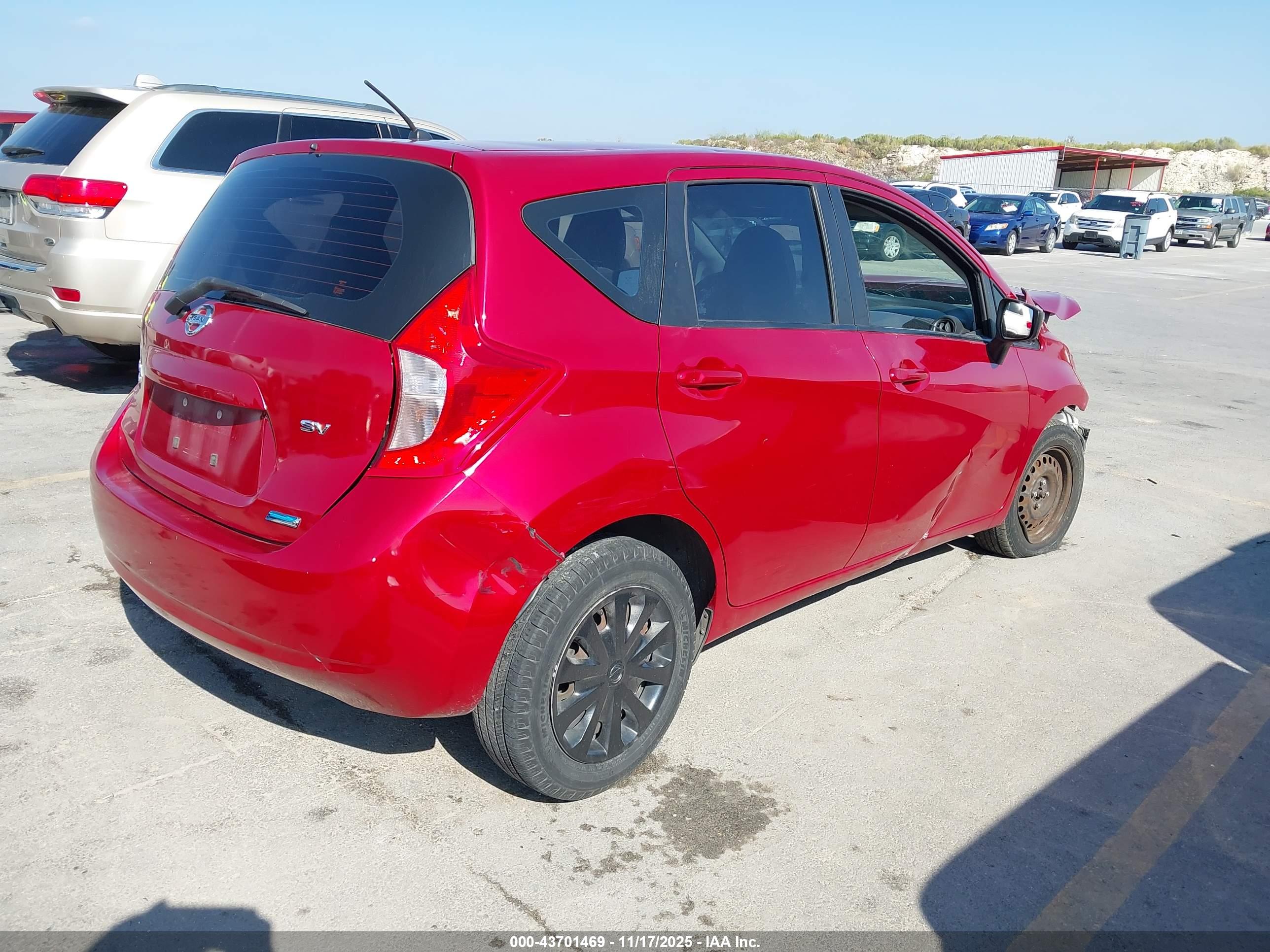 NISSAN VERSA image 4