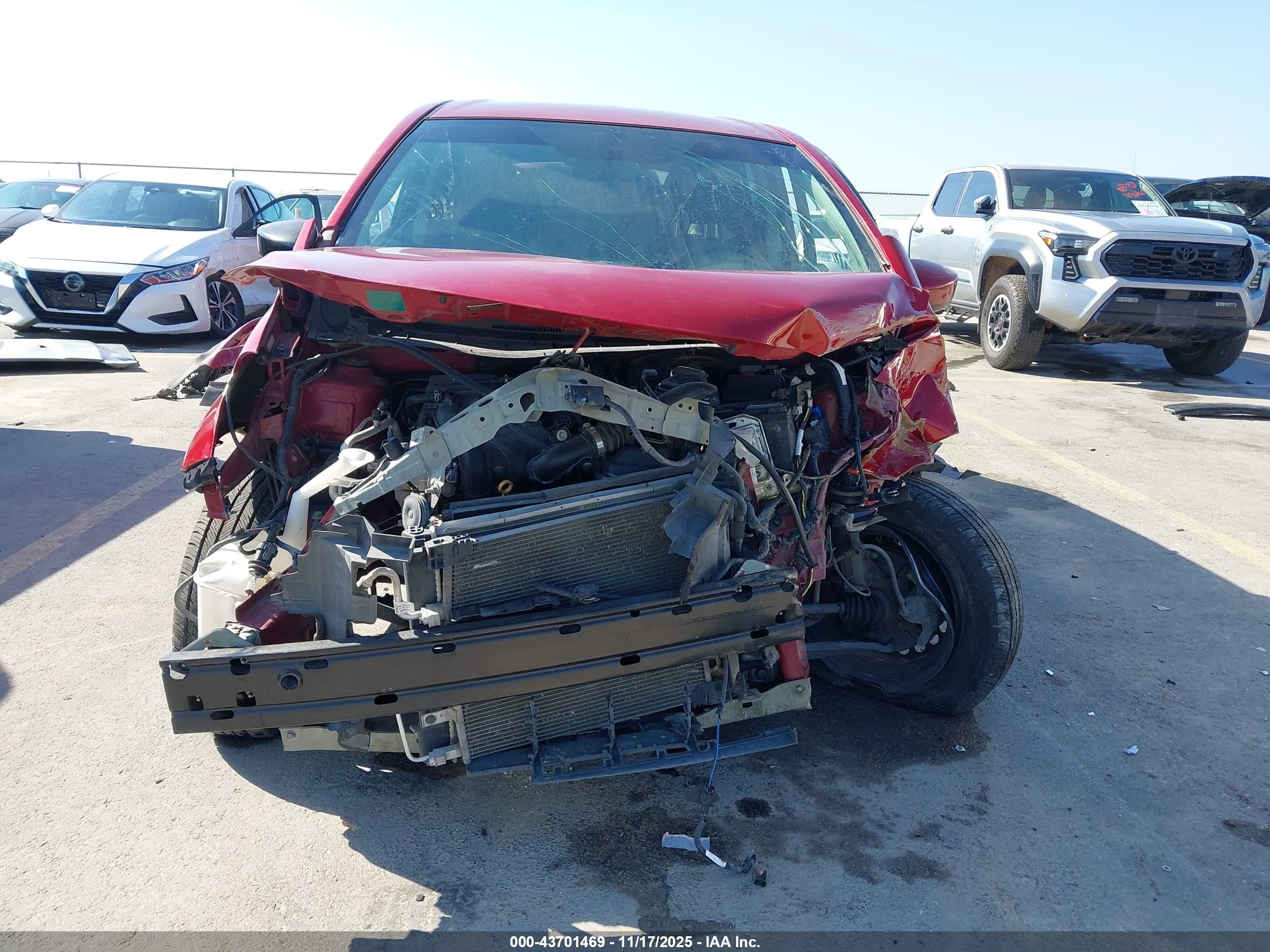 NISSAN VERSA image 6