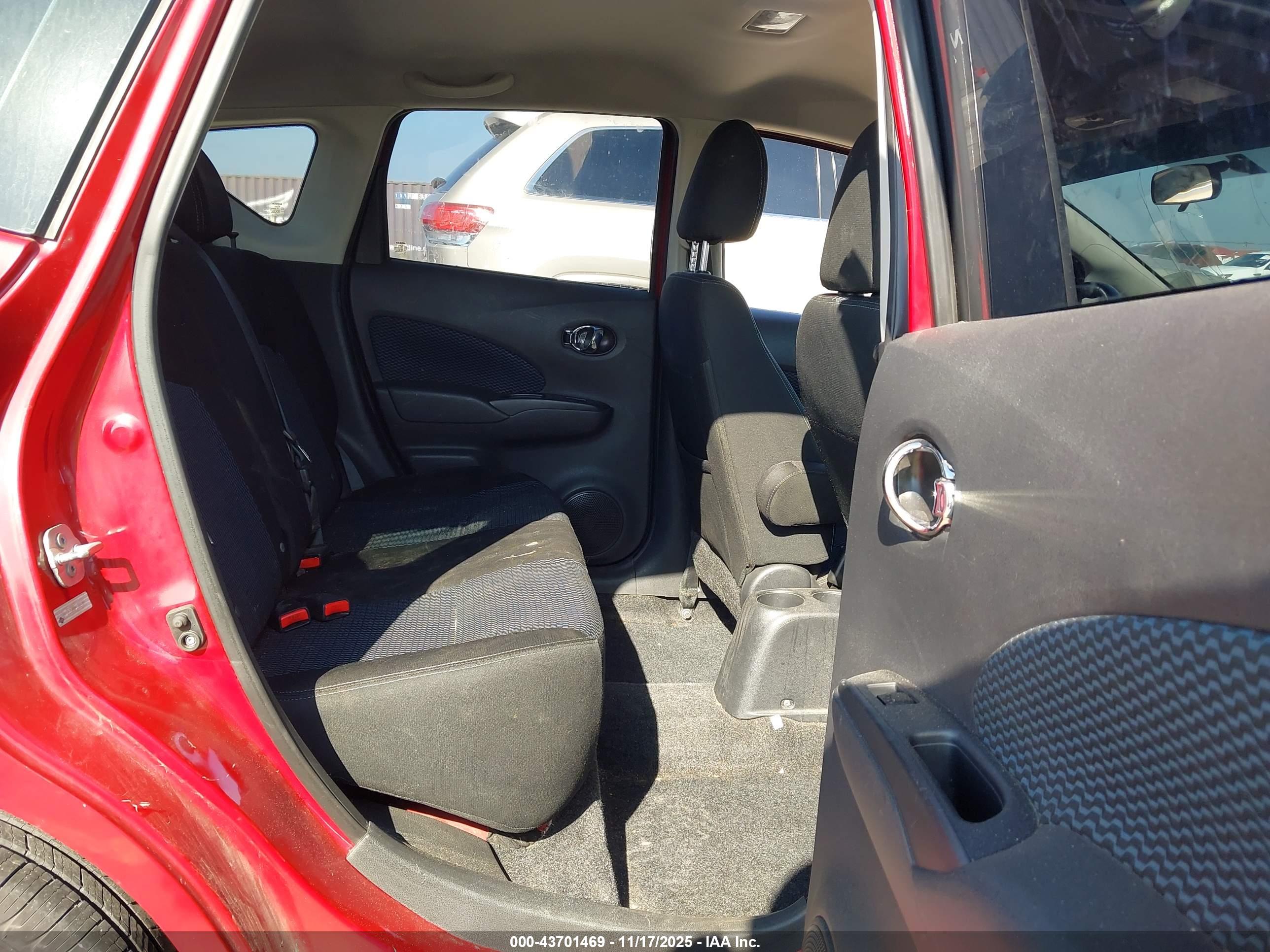 NISSAN VERSA image 8