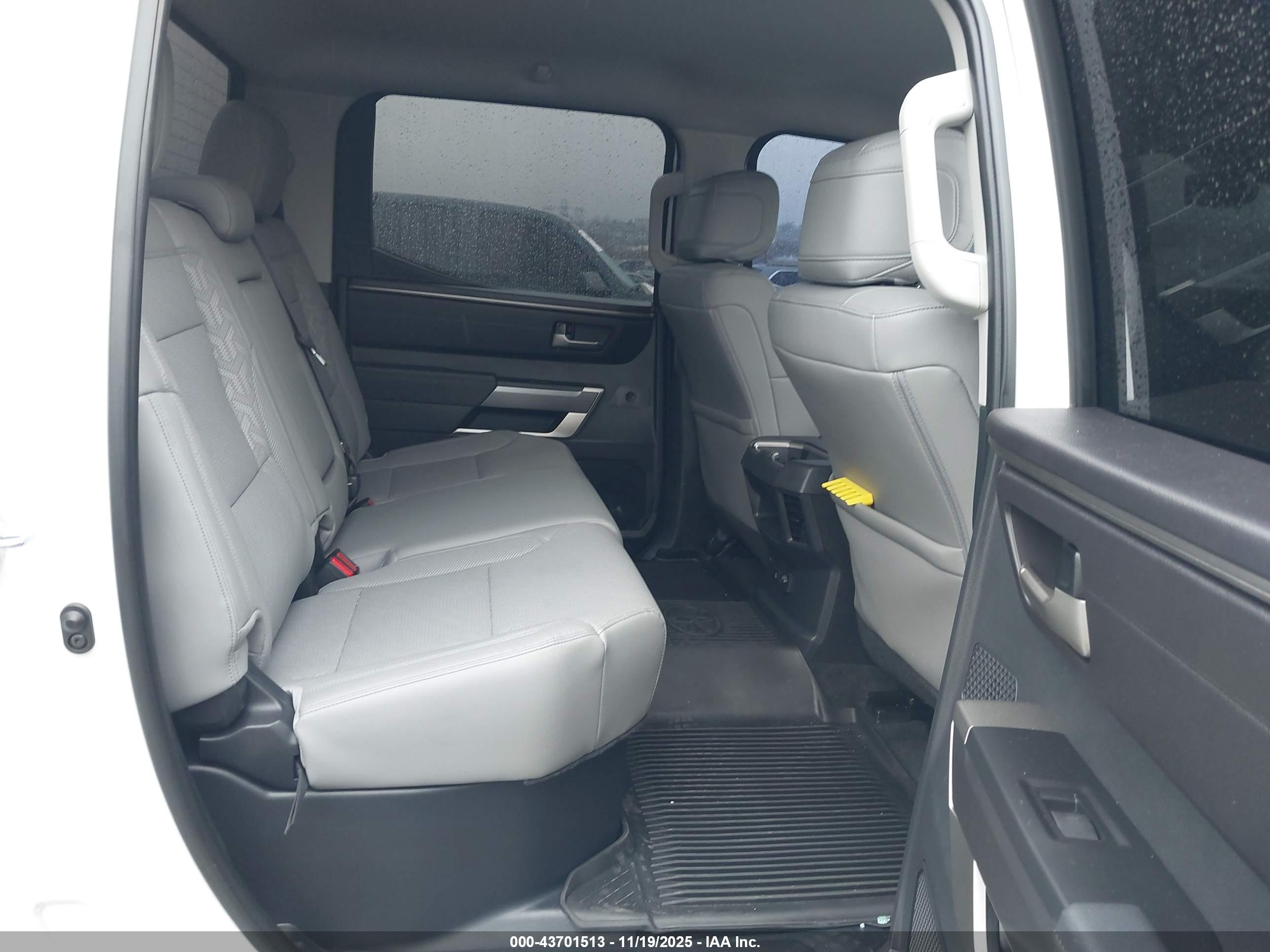 TOYOTA TUNDRA image 8