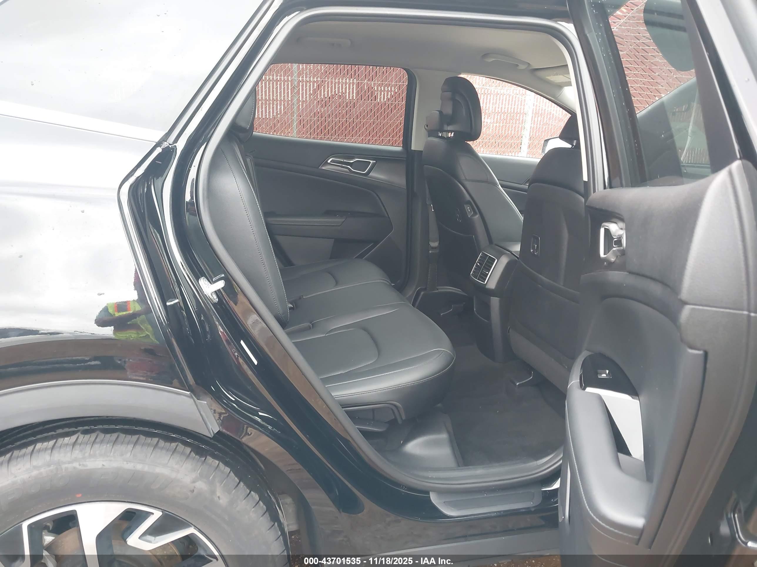 KIA SPORTAGE image 8