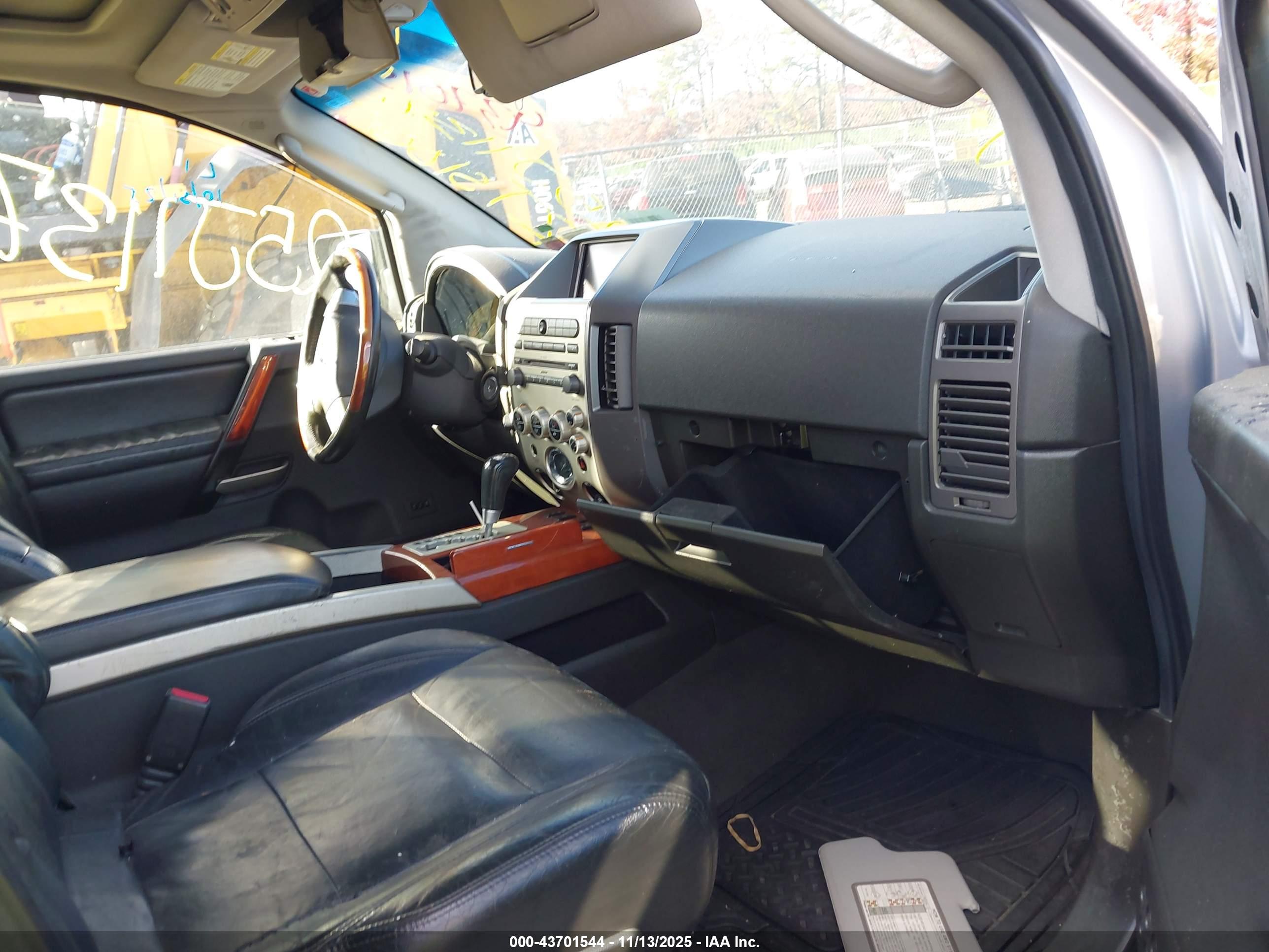 INFINITI QX56 image 5