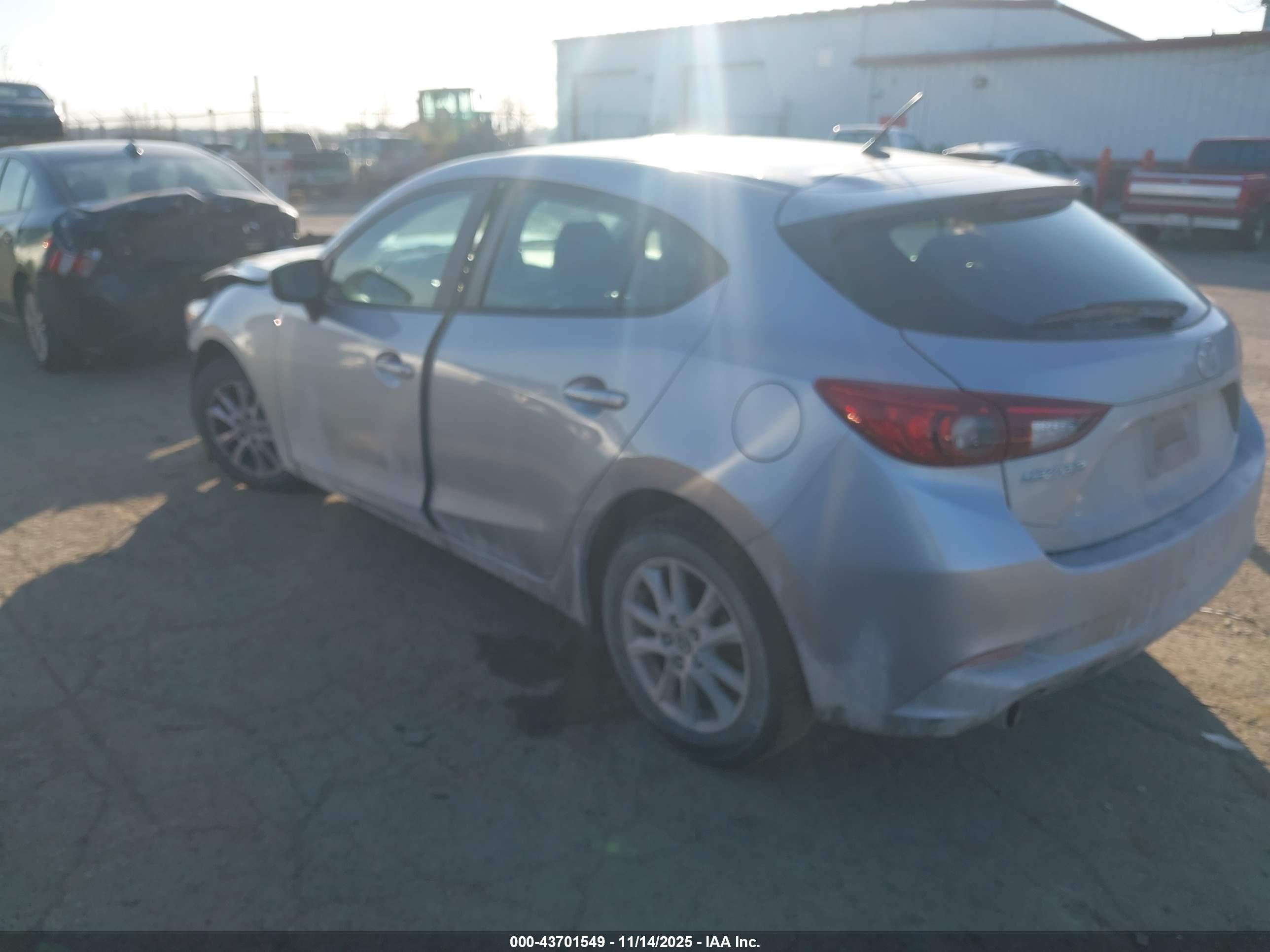MAZDA MAZDA3 image 3