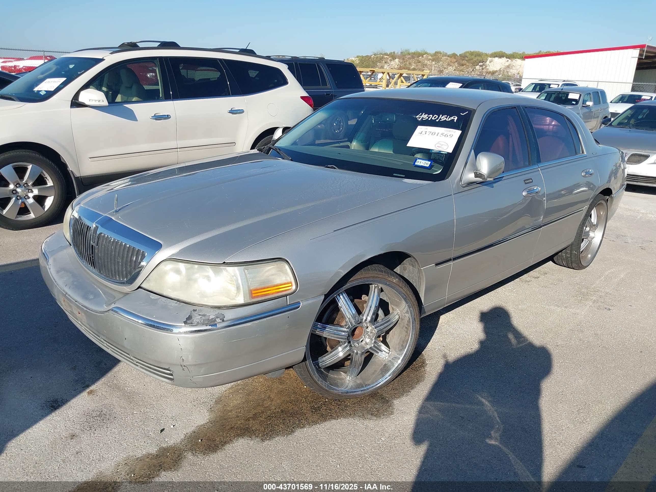LINCOLN TOWN image 2