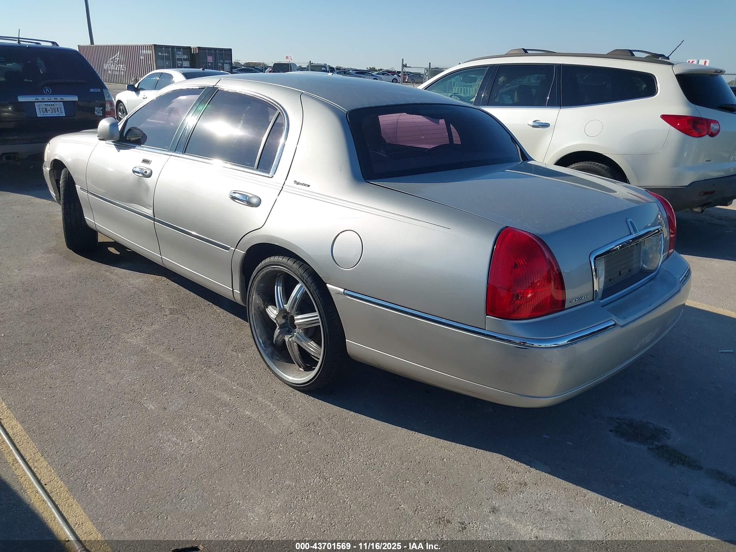 LINCOLN TOWN image 3