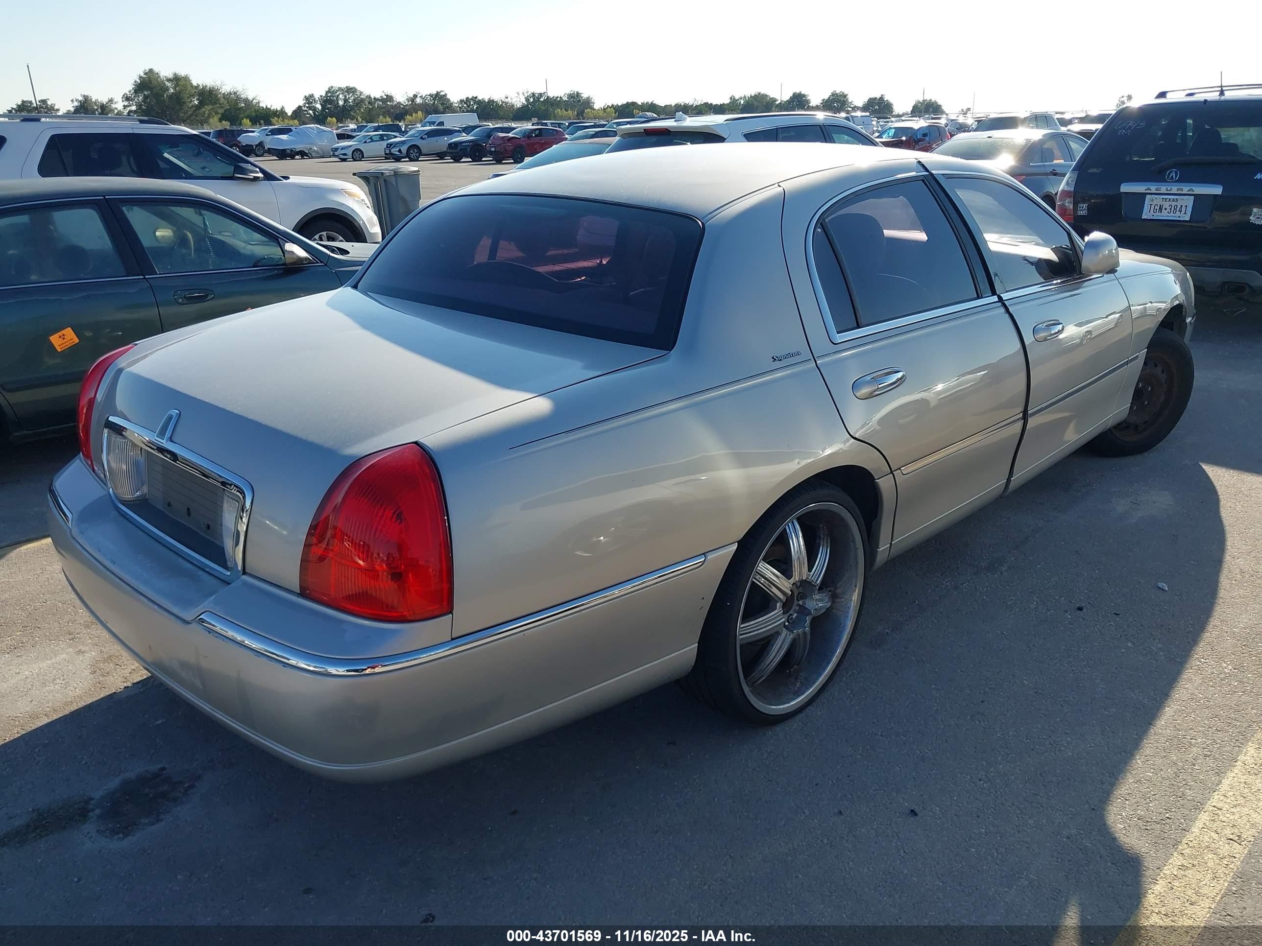 LINCOLN TOWN image 4