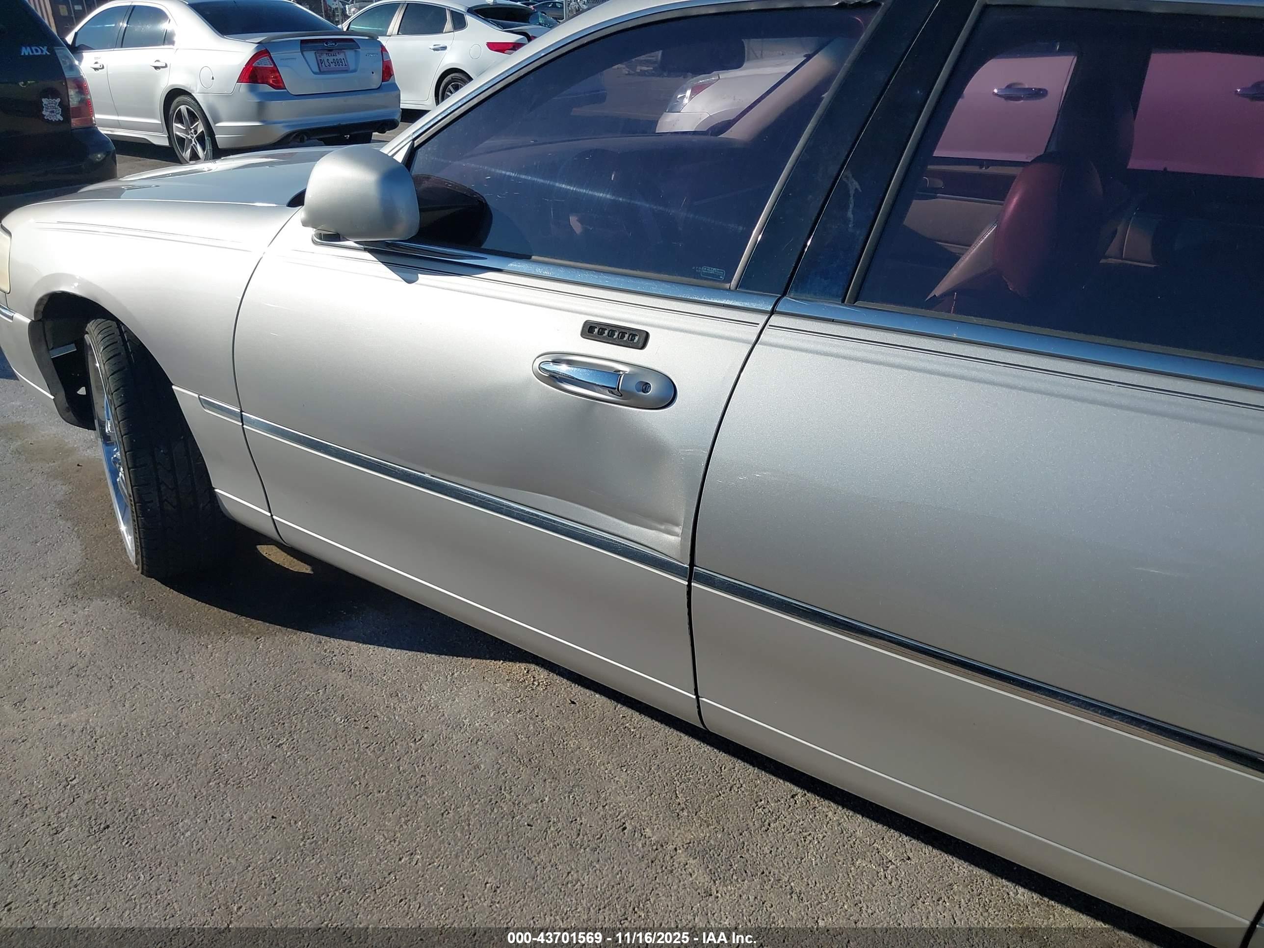 LINCOLN TOWN image 6