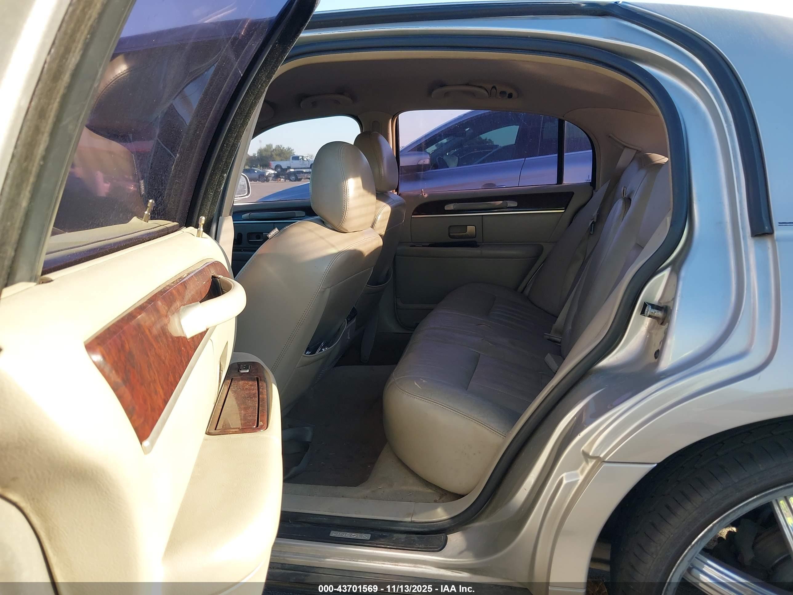 LINCOLN TOWN image 8