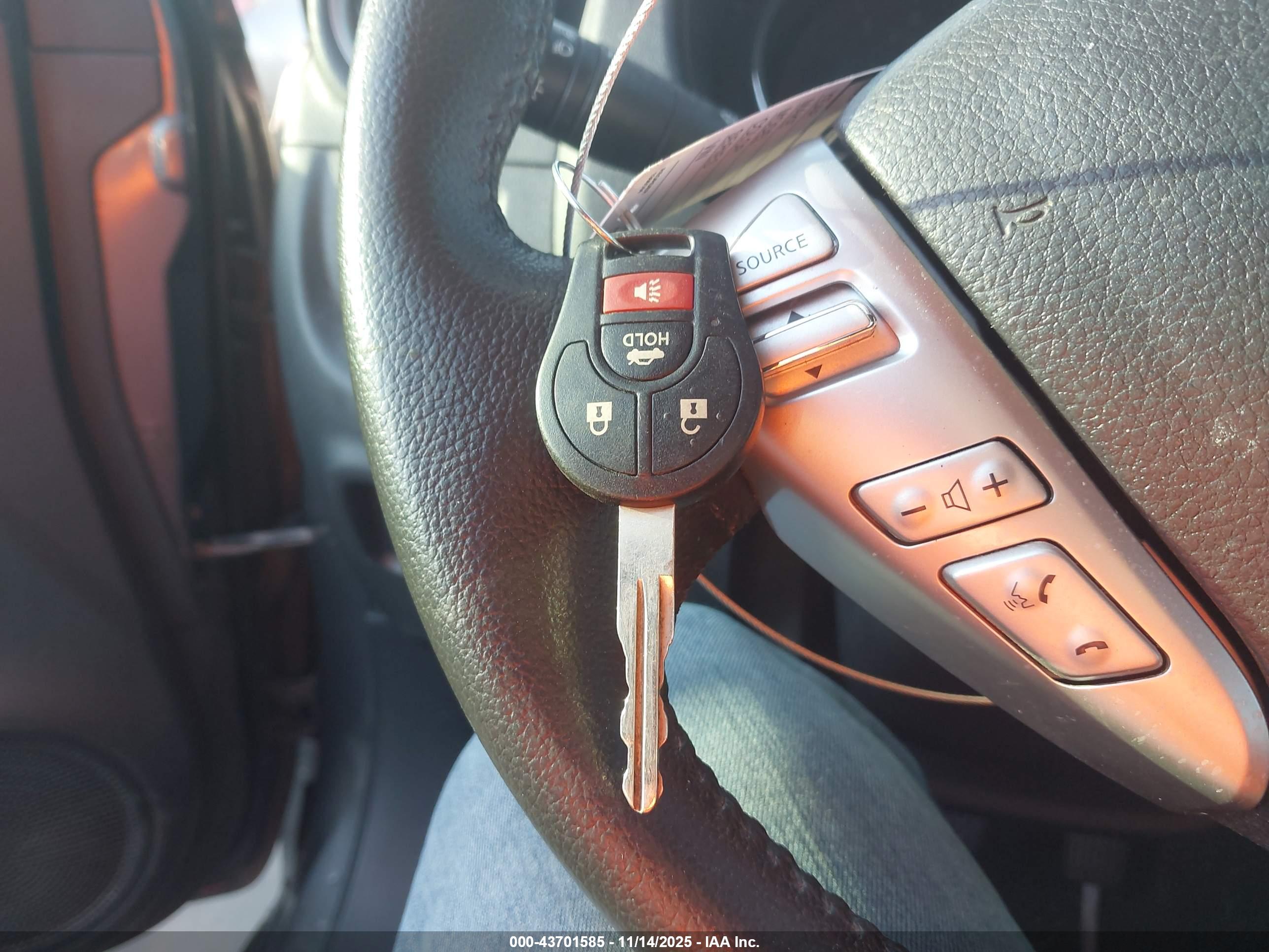 NISSAN VERSA image 11