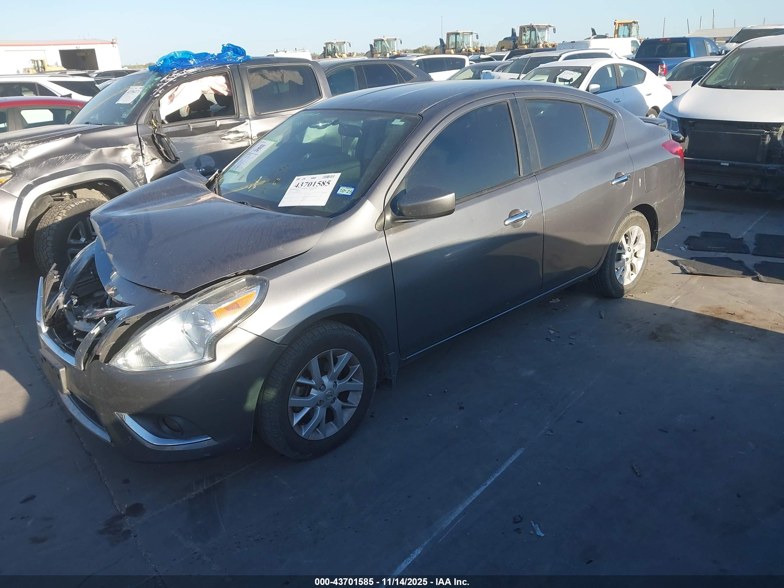 NISSAN VERSA image 2