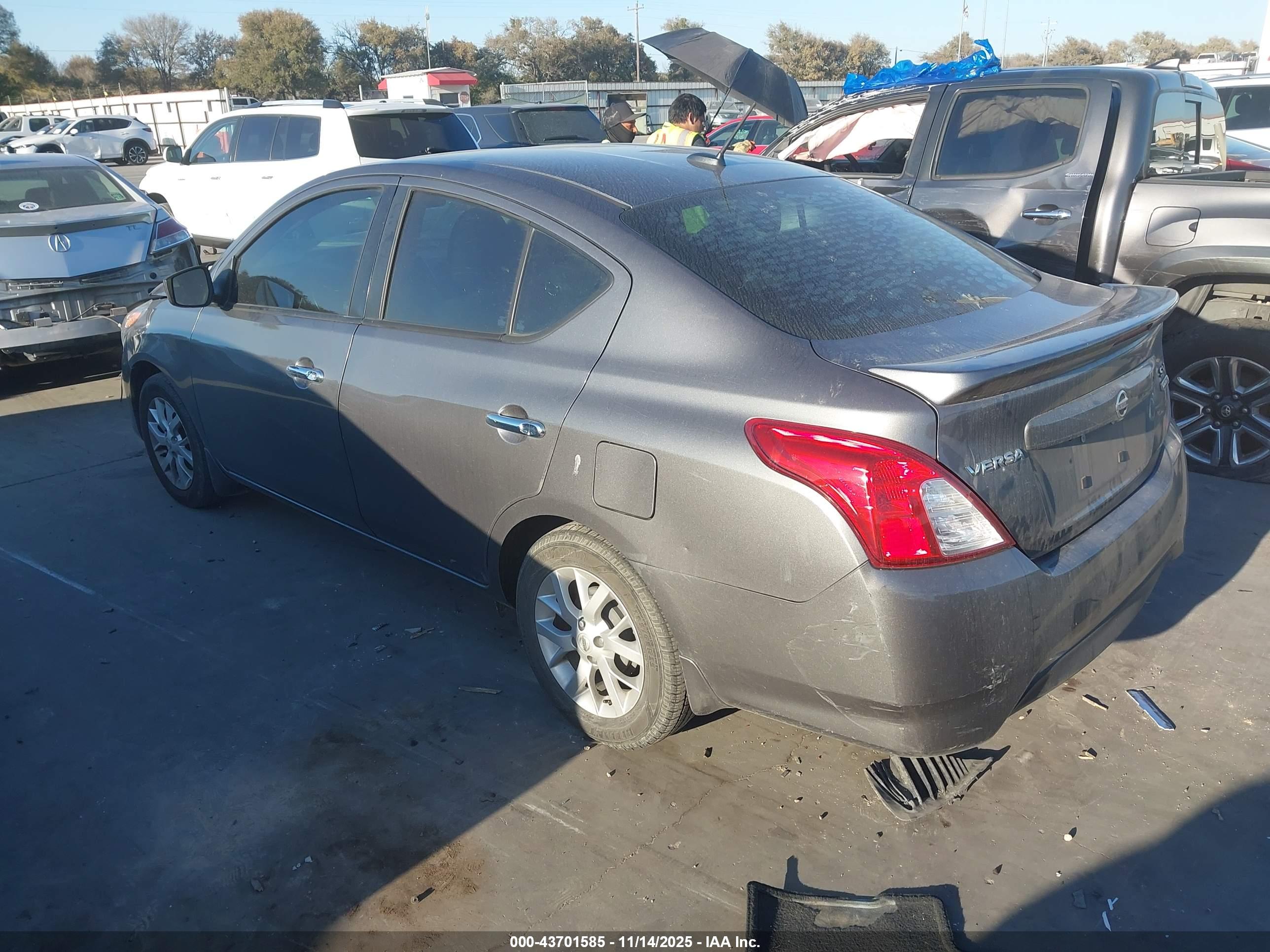 NISSAN VERSA image 3