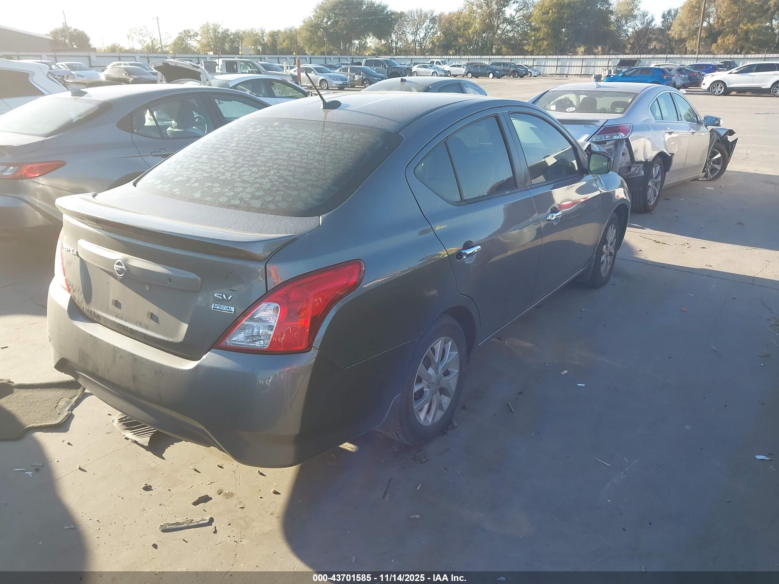 NISSAN VERSA image 4