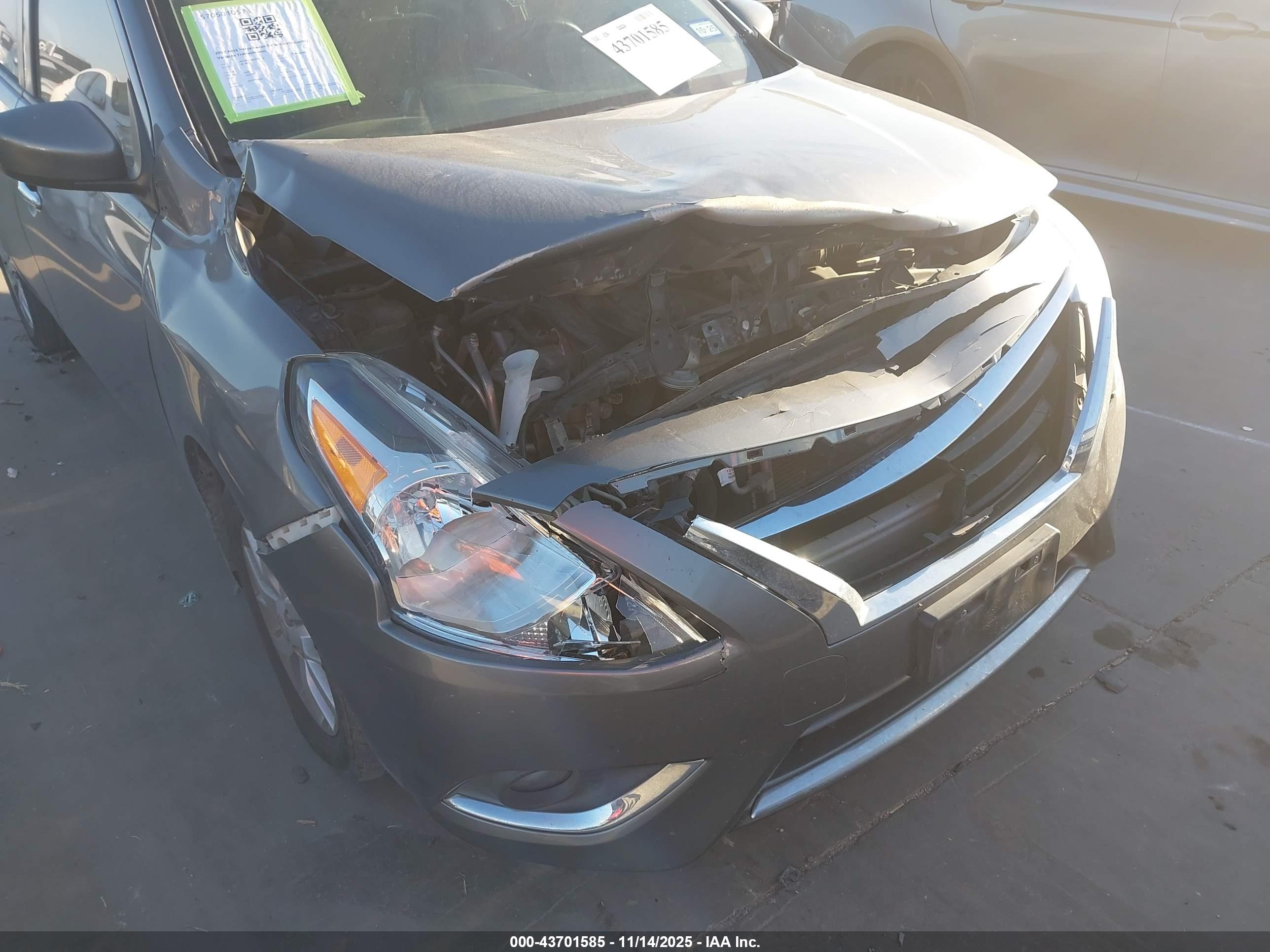 NISSAN VERSA image 6