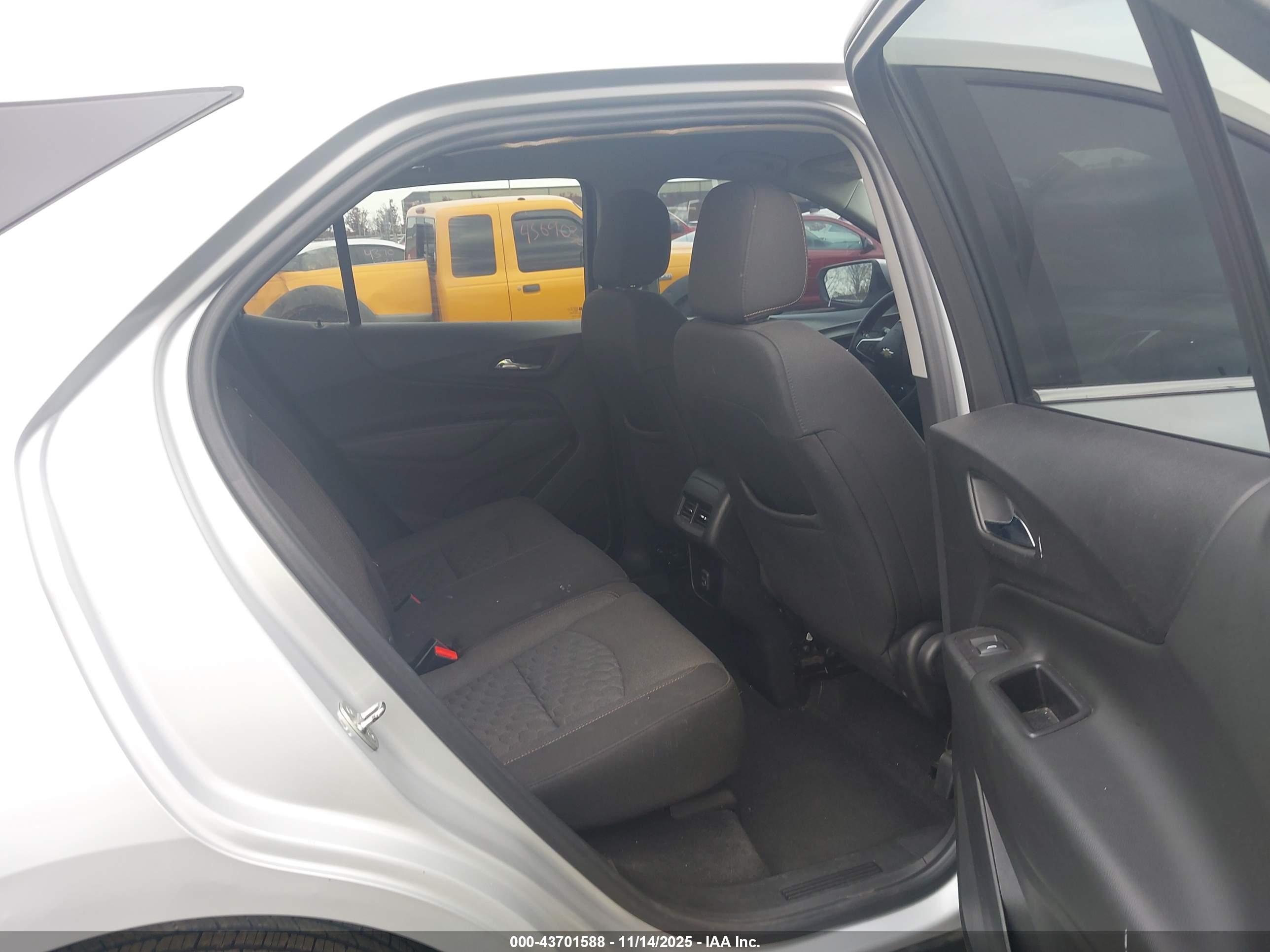 CHEVROLET EQUINOX image 8