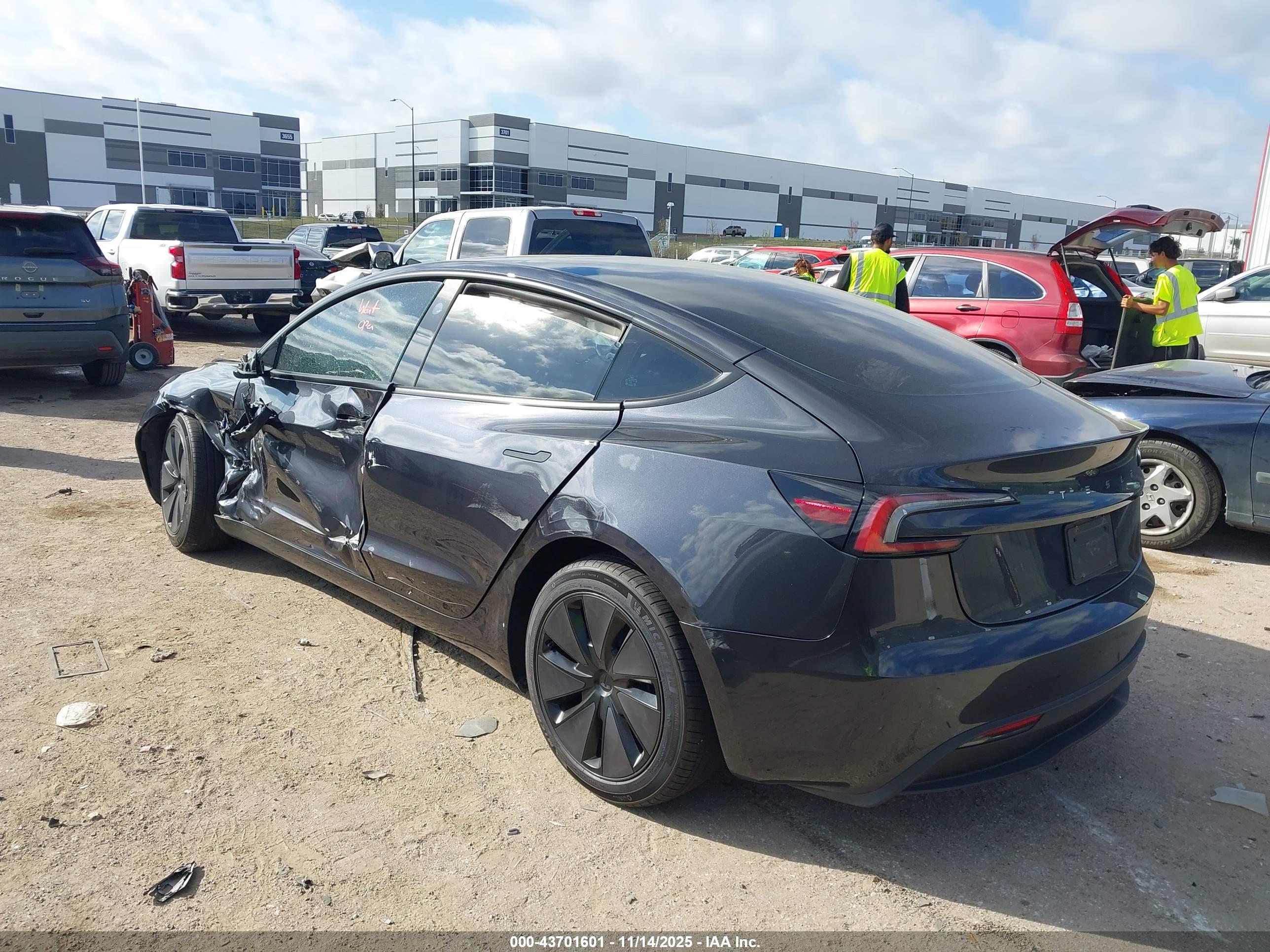 TESLA MODEL image 3