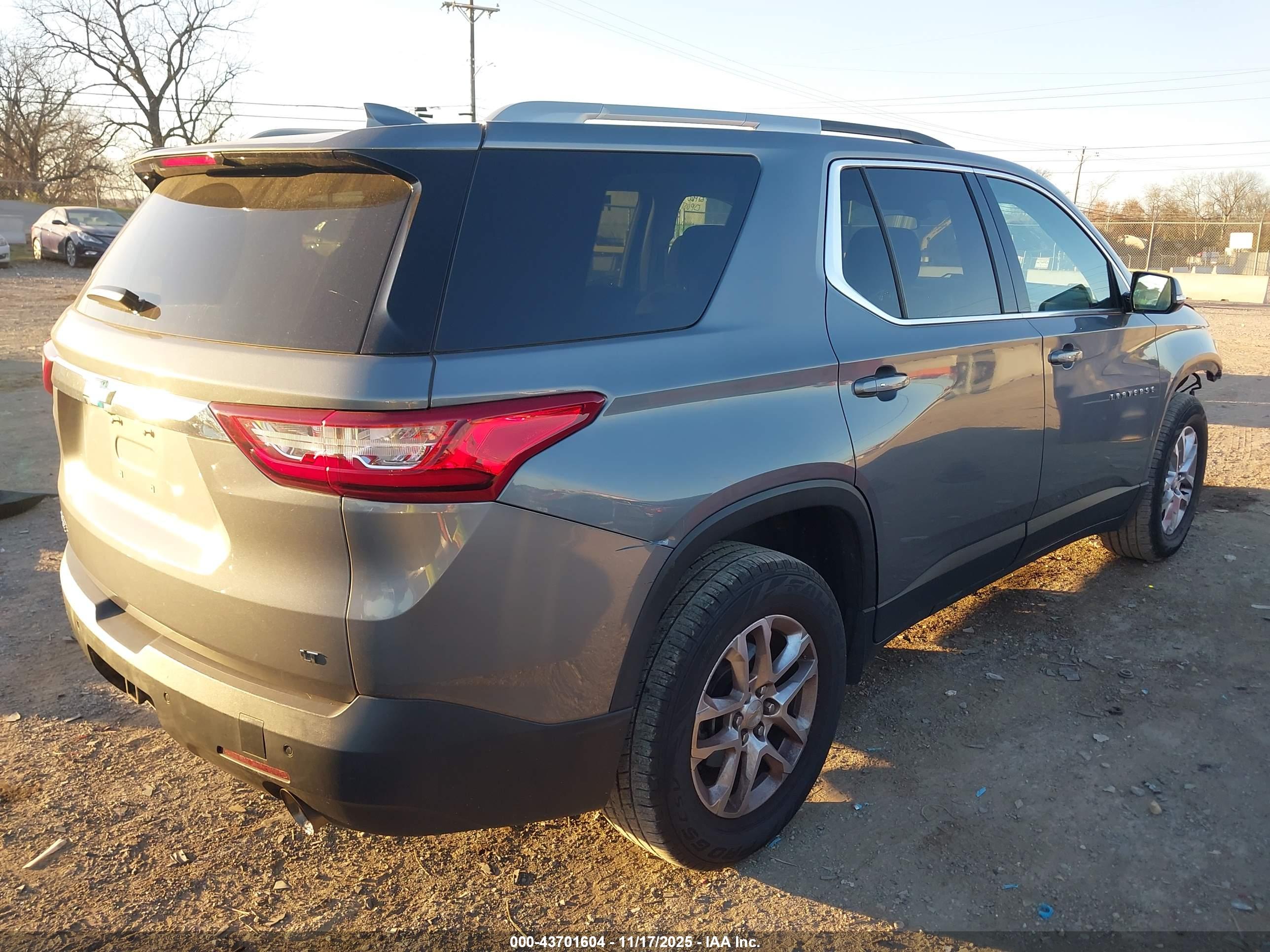 CHEVROLET TRAVERSE image 4