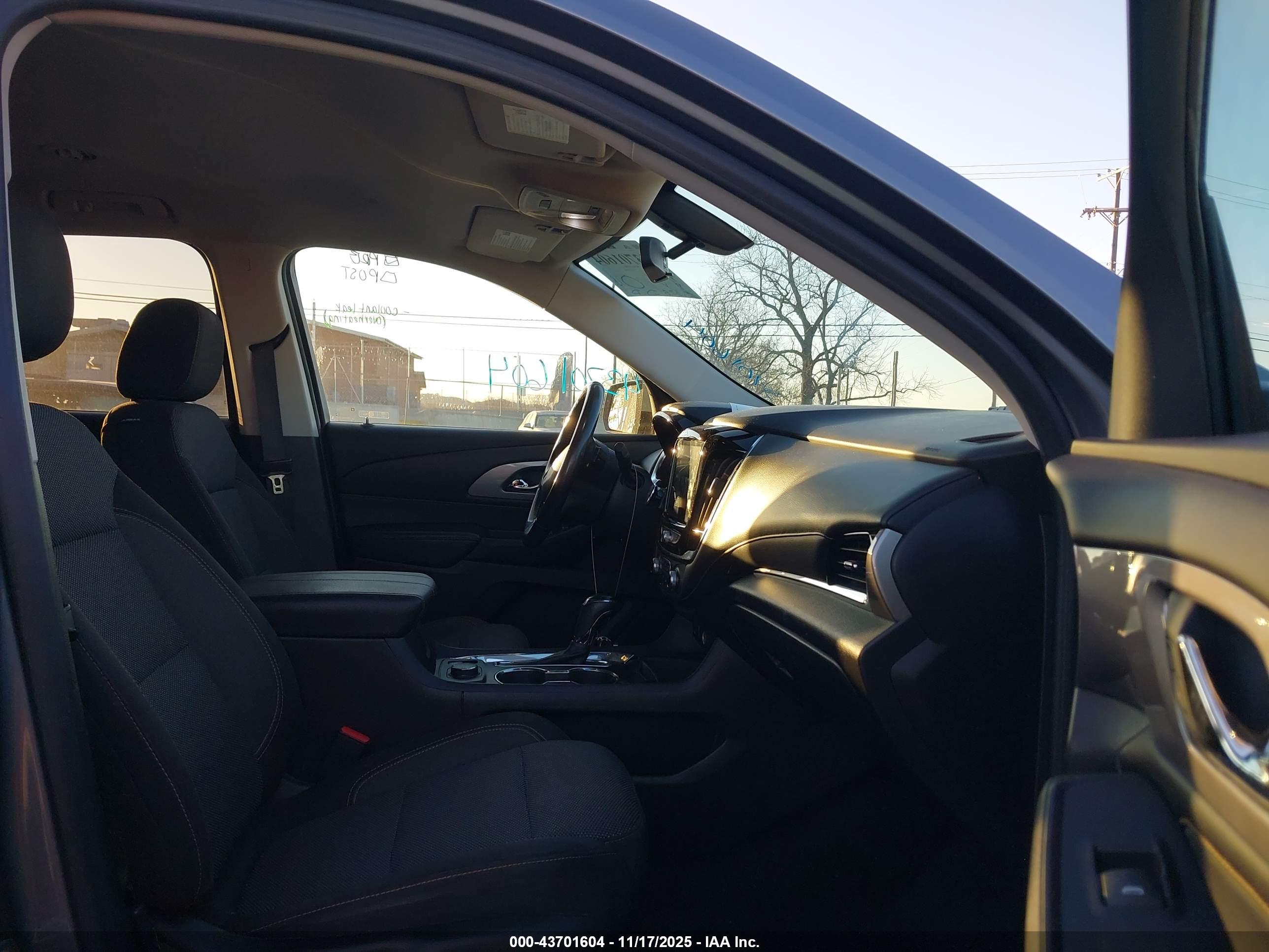CHEVROLET TRAVERSE image 5