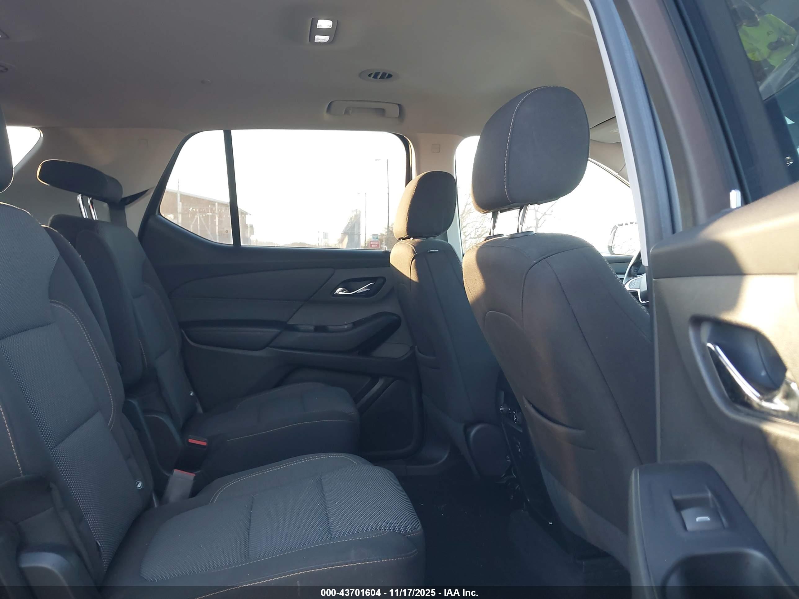CHEVROLET TRAVERSE image 8