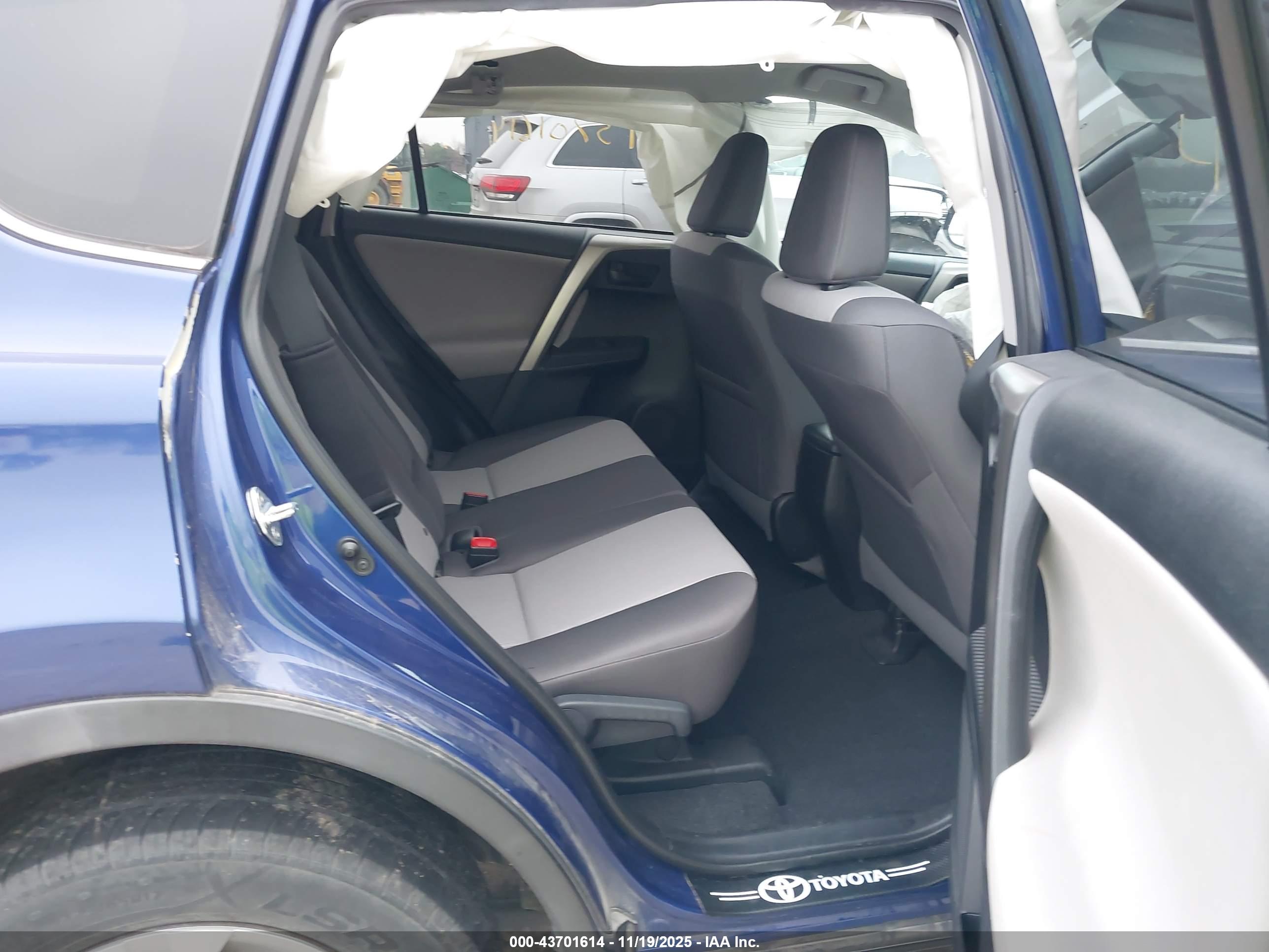 TOYOTA RAV4 image 8