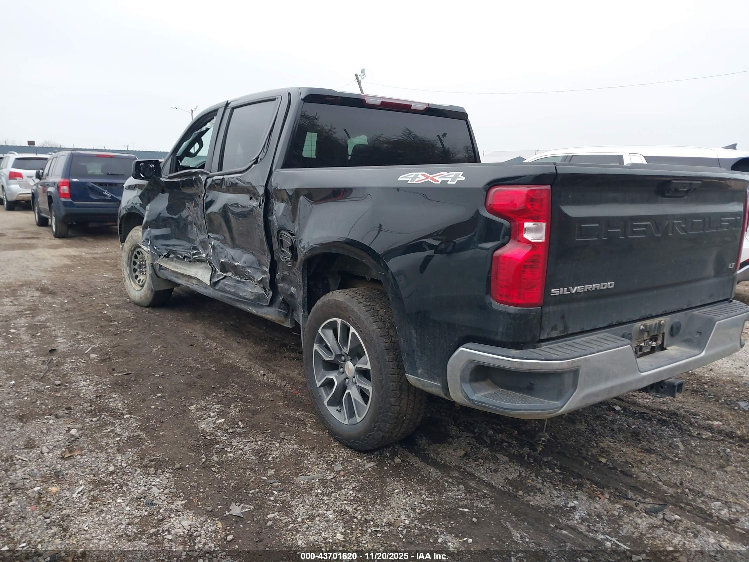 CHEVROLET SILVERADO image 3